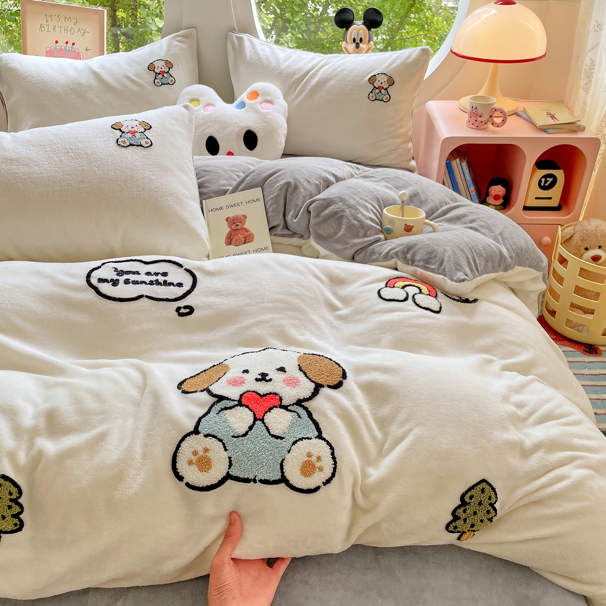 91家纺网 家纺一手货源 找家纺 优卡迪家纺馆 2025新款牛奶绒毛巾绣四件套 下载文件包含买家秀 小奶狗-奶白