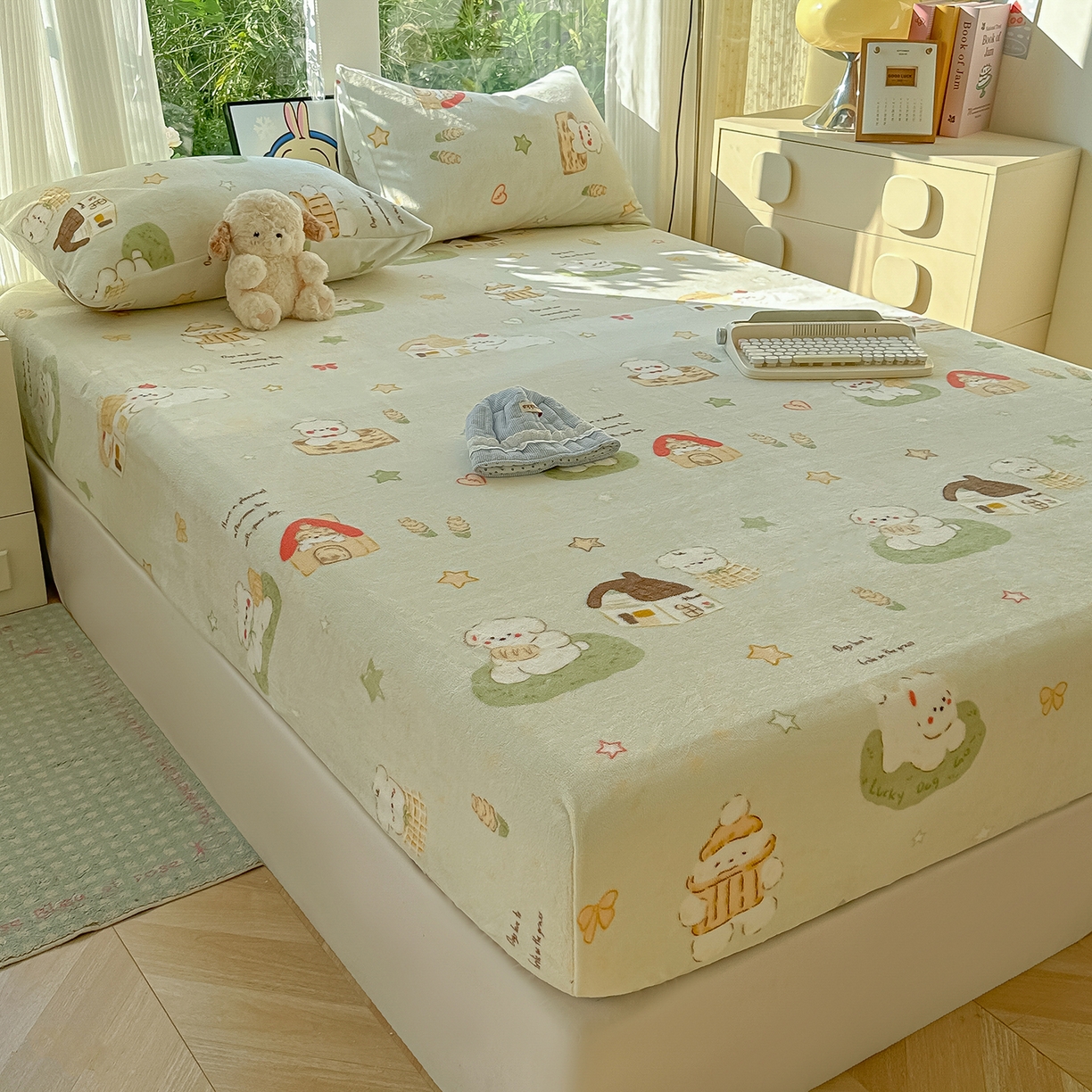 91家纺网 家纺一手货源 找家纺 沐芷 2025 加厚高克重牛奶绒床笠单件/床笠三件套  床笠款床罩床垫保护套罩 【绒】奶萌修狗