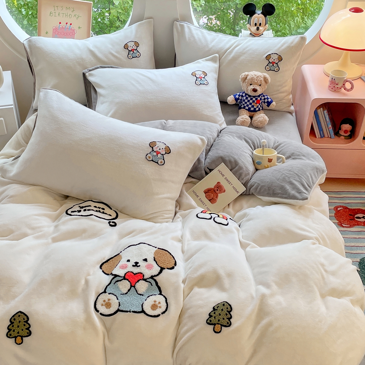 91家纺网 家纺一手货源 找家纺 优卡迪家纺馆 2025新款牛奶绒毛巾绣四件套 下载文件包含买家秀 小奶狗-奶白