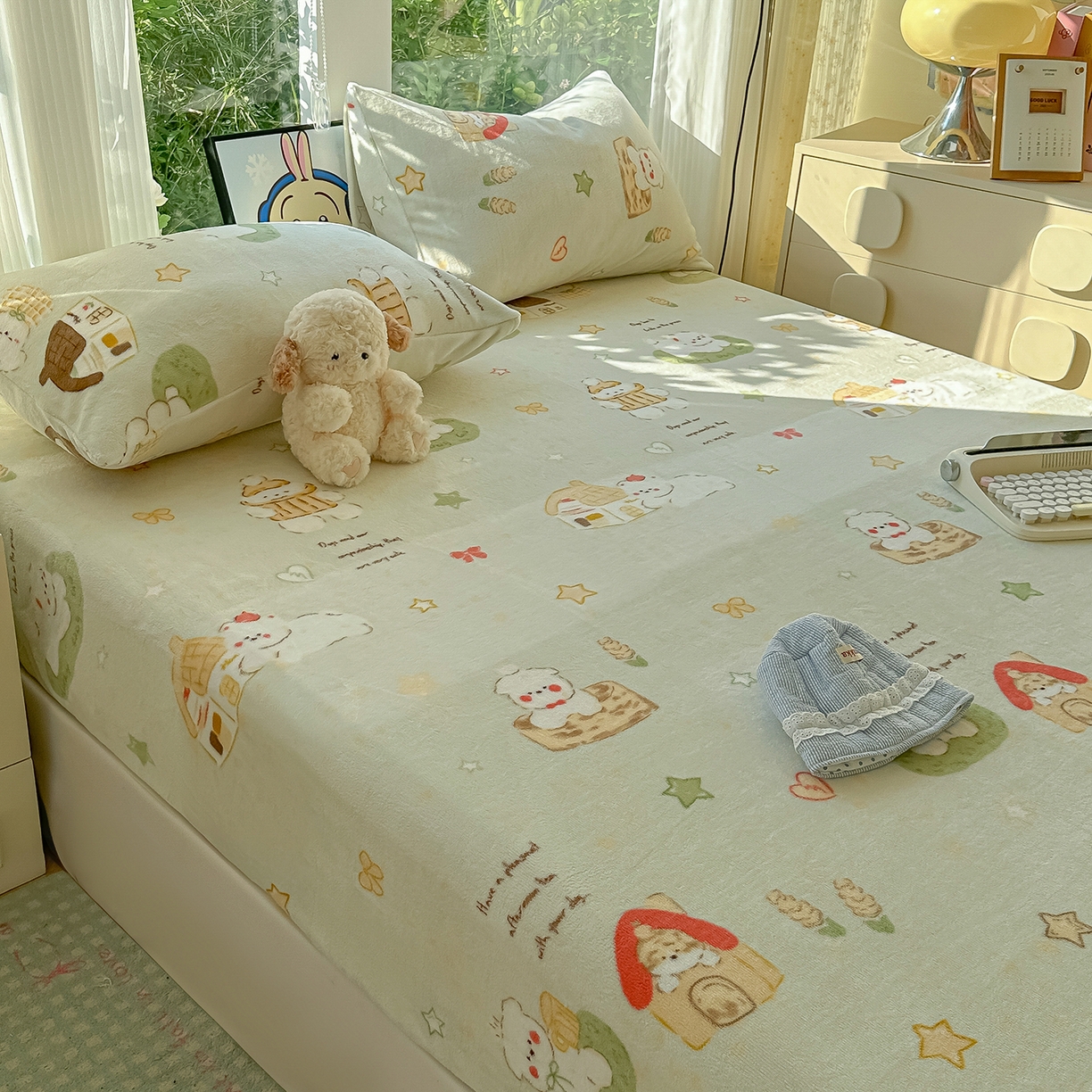 91家纺网 家纺一手货源 找家纺 沐芷 2025 加厚高克重牛奶绒床笠单件/床笠三件套  床笠款床罩床垫保护套罩 【绒】奶萌修狗