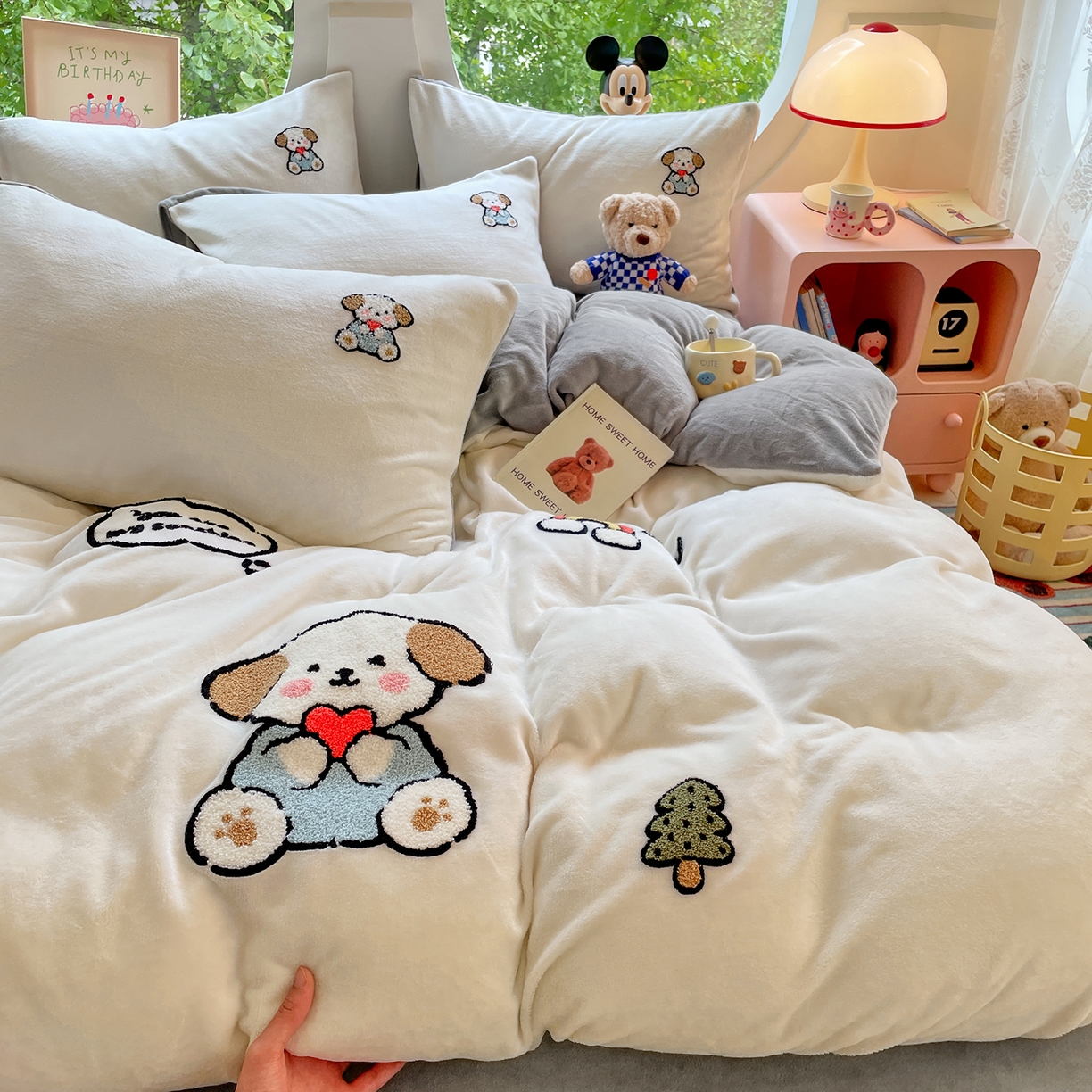 91家纺网 家纺一手货源 找家纺 优卡迪家纺馆 2025新款牛奶绒毛巾绣四件套 下载文件包含买家秀 小奶狗-奶白