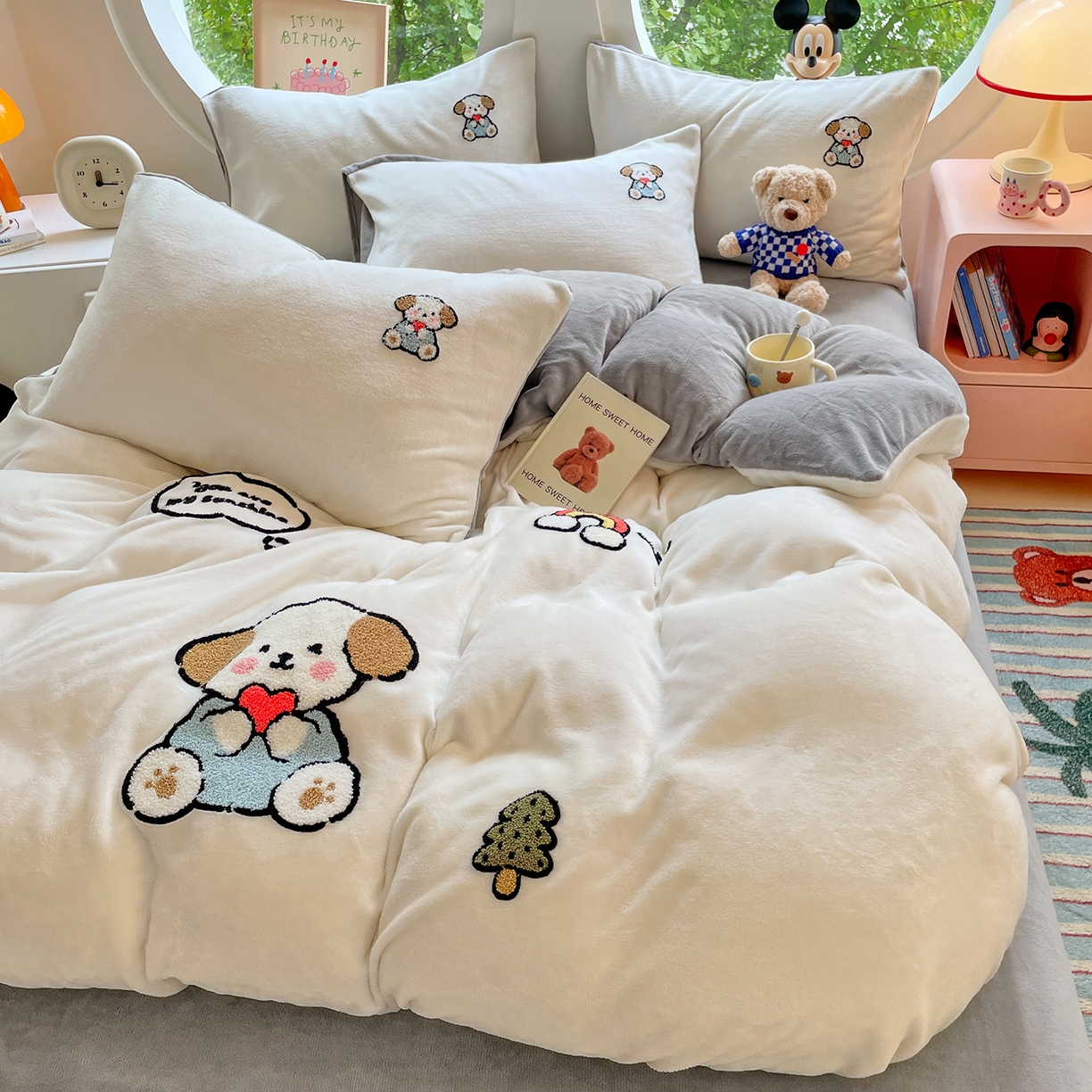 91家纺网 家纺一手货源 找家纺 优卡迪家纺馆 2025新款牛奶绒毛巾绣四件套 下载文件包含买家秀 小奶狗-奶白