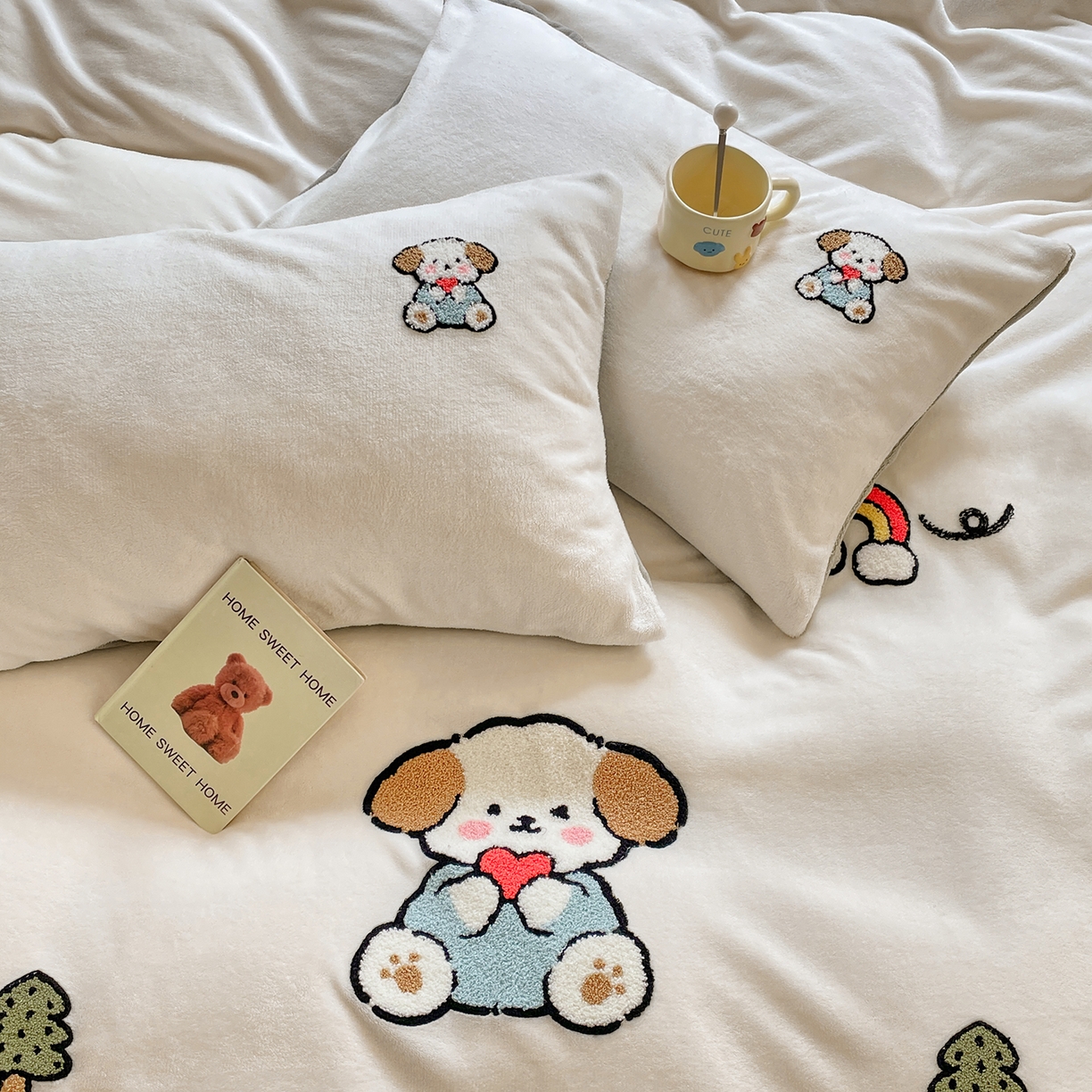 91家纺网 家纺一手货源 找家纺 优卡迪家纺馆 2025新款牛奶绒毛巾绣四件套 下载文件包含买家秀 小奶狗-奶白