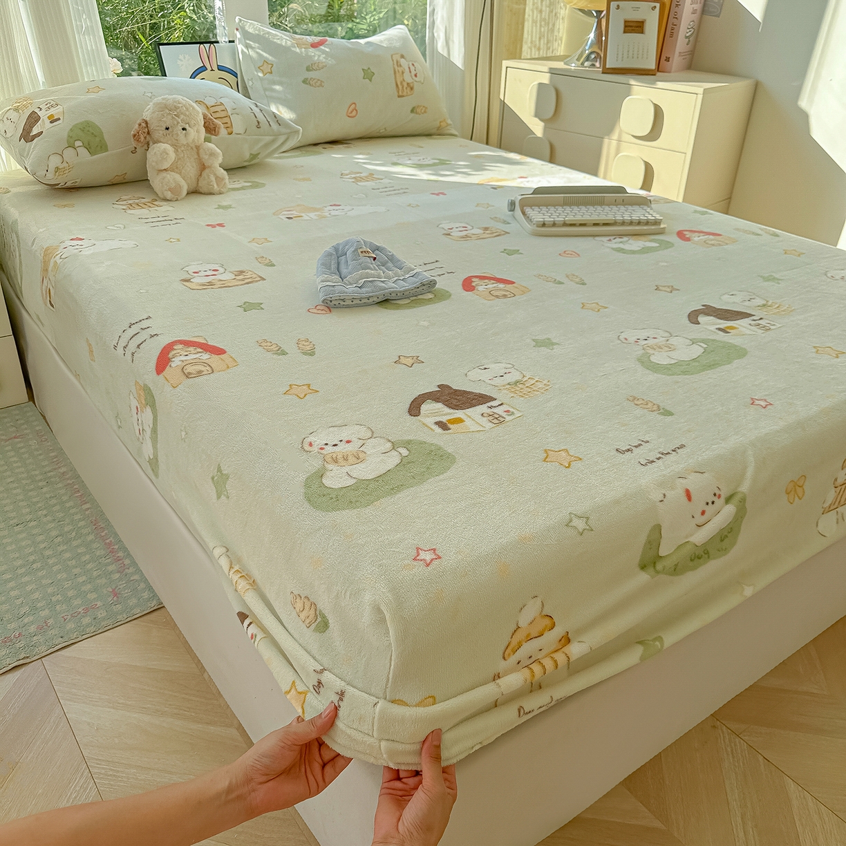 91家纺网 家纺一手货源 找家纺 沐芷 2025 加厚高克重牛奶绒床笠单件/床笠三件套  床笠款床罩床垫保护套罩 【绒】奶萌修狗