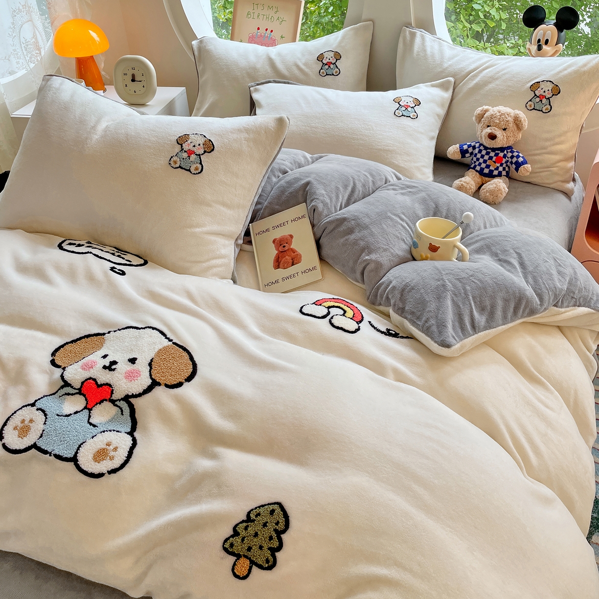 91家纺网 家纺一手货源 找家纺 优卡迪家纺馆 2025新款牛奶绒毛巾绣四件套 下载文件包含买家秀 小奶狗-奶白