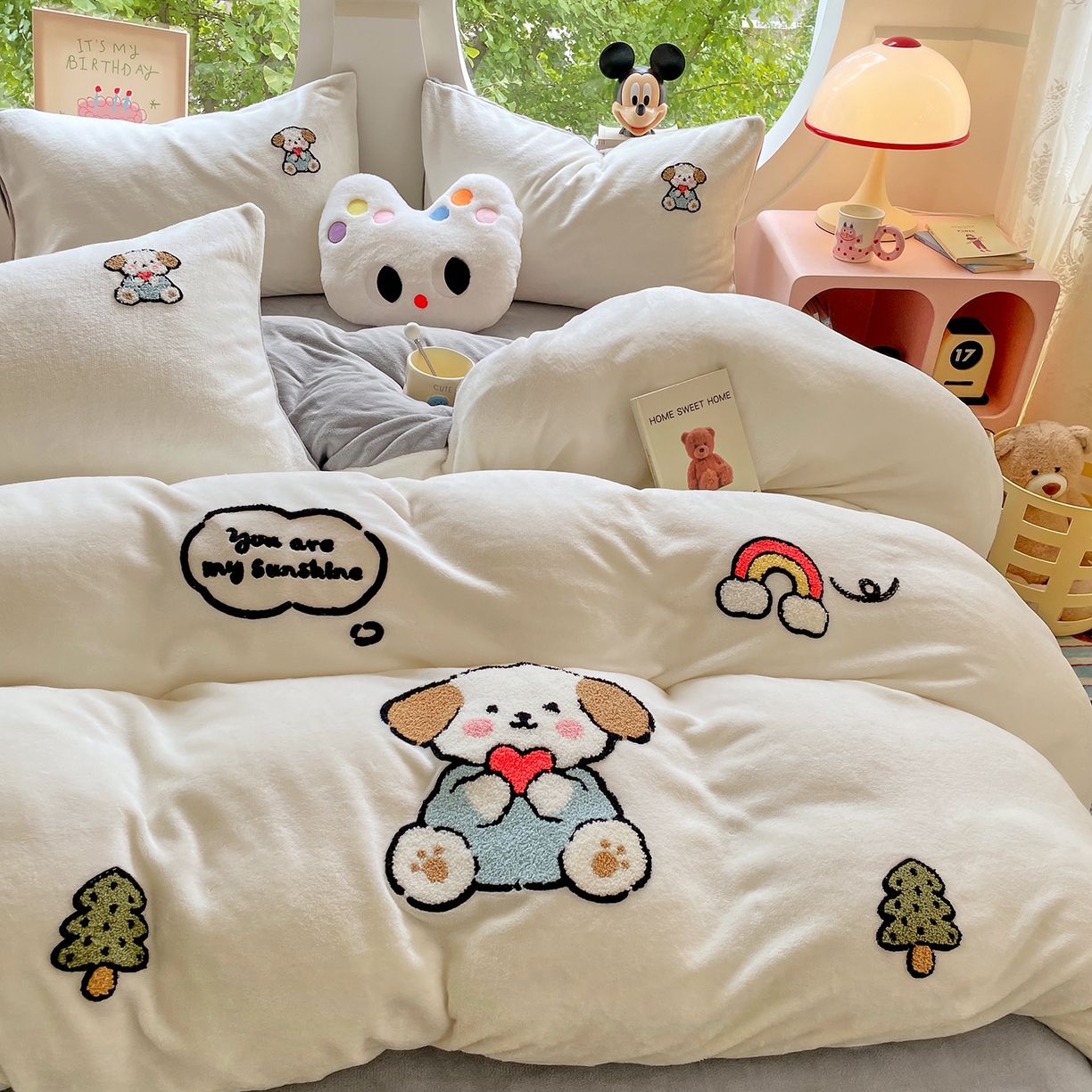 91家纺网 家纺一手货源 找家纺 优卡迪家纺馆 2025新款牛奶绒毛巾绣四件套 下载文件包含买家秀 小奶狗-奶白