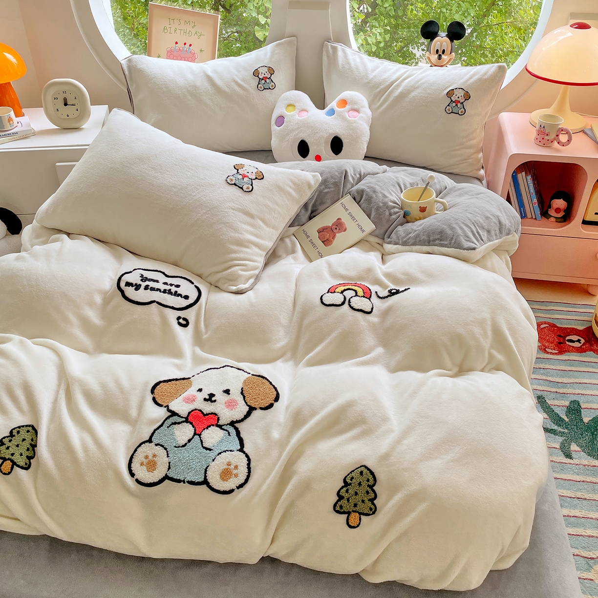 91家纺网 家纺一手货源 找家纺 优卡迪家纺馆 2025新款牛奶绒毛巾绣四件套 下载文件包含买家秀 小奶狗-奶白