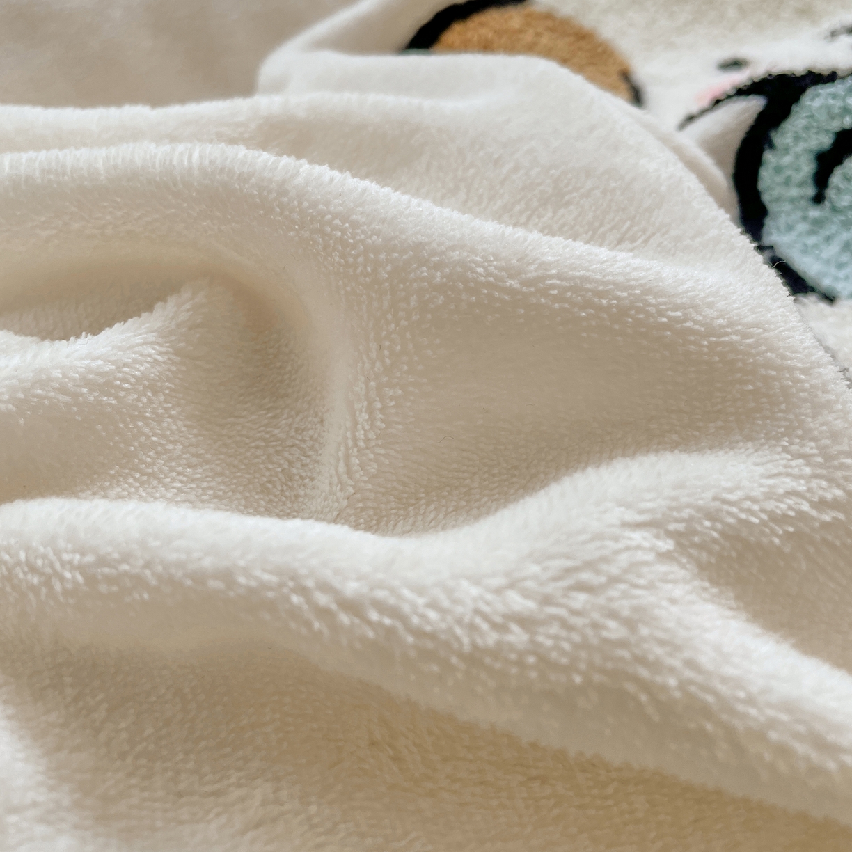 91家纺网 家纺一手货源 找家纺 优卡迪家纺馆 2025新款牛奶绒毛巾绣四件套 下载文件包含买家秀 小奶狗-奶白