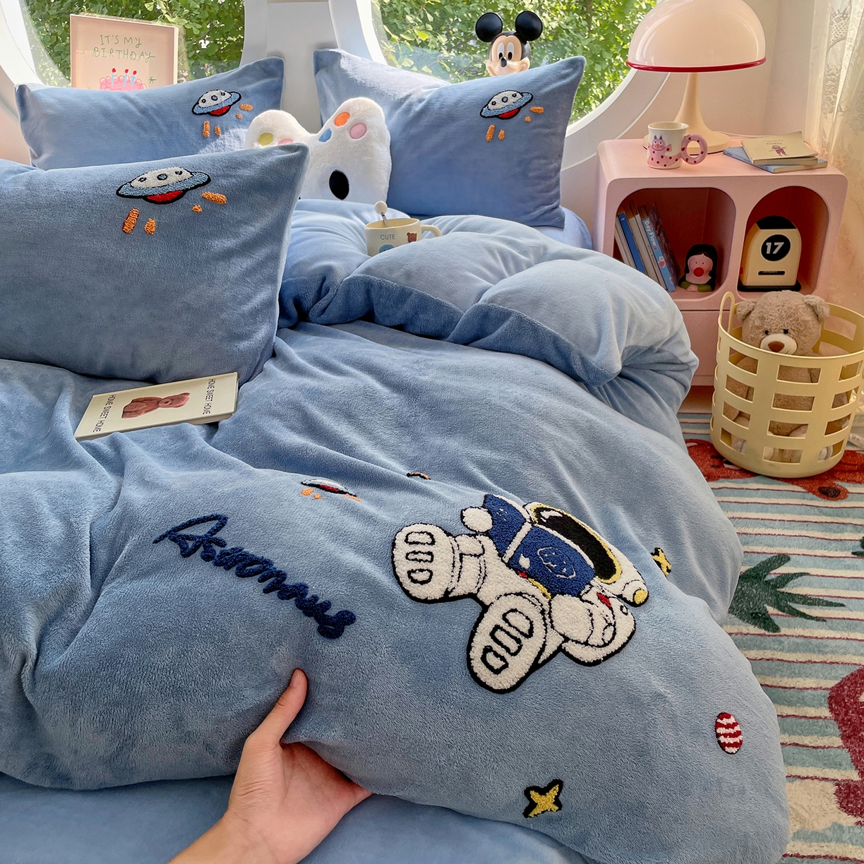 91家纺网 家纺一手货源 找家纺 优卡迪家纺馆 2025新款牛奶绒毛巾绣四件套 下载文件包含买家秀 宇航员-蓝灰