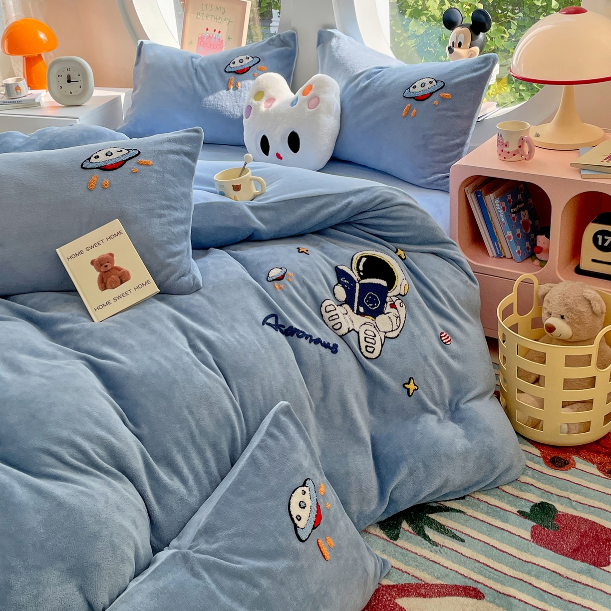 91家纺网 家纺一手货源 找家纺 优卡迪家纺馆 2025新款牛奶绒毛巾绣四件套 下载文件包含买家秀 宇航员-蓝灰