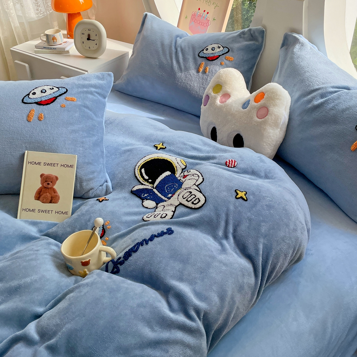 91家纺网 家纺一手货源 找家纺 优卡迪家纺馆 2025新款牛奶绒毛巾绣四件套 下载文件包含买家秀 宇航员-蓝灰