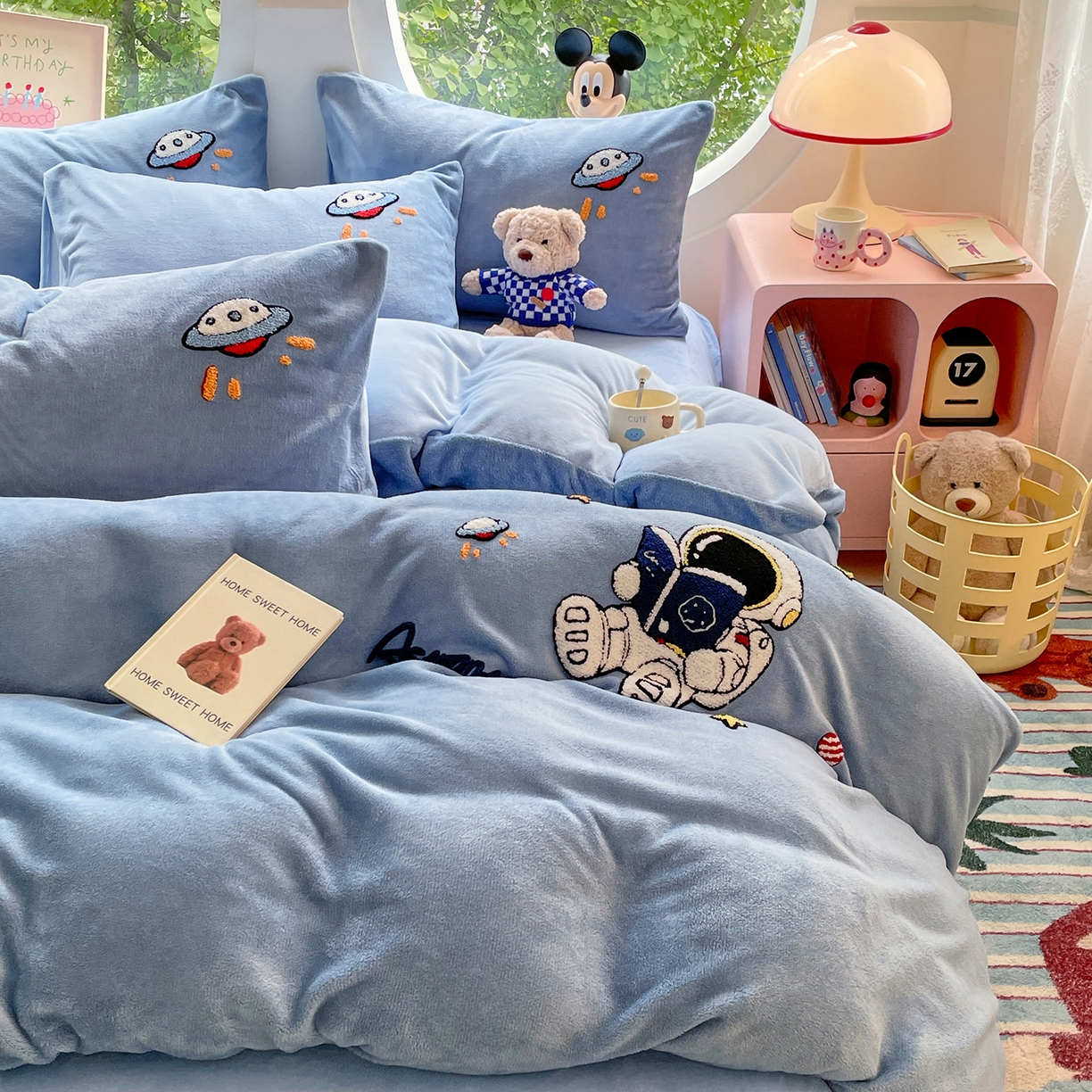 91家纺网 家纺一手货源 找家纺 优卡迪家纺馆 2025新款牛奶绒毛巾绣四件套 下载文件包含买家秀 宇航员-蓝灰