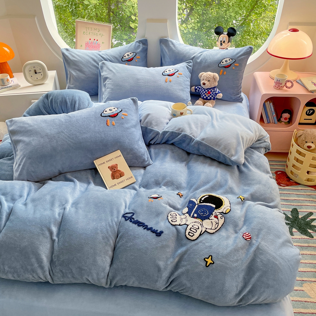 91家纺网 家纺一手货源 找家纺 优卡迪家纺馆 2025新款牛奶绒毛巾绣四件套 下载文件包含买家秀 宇航员-蓝灰