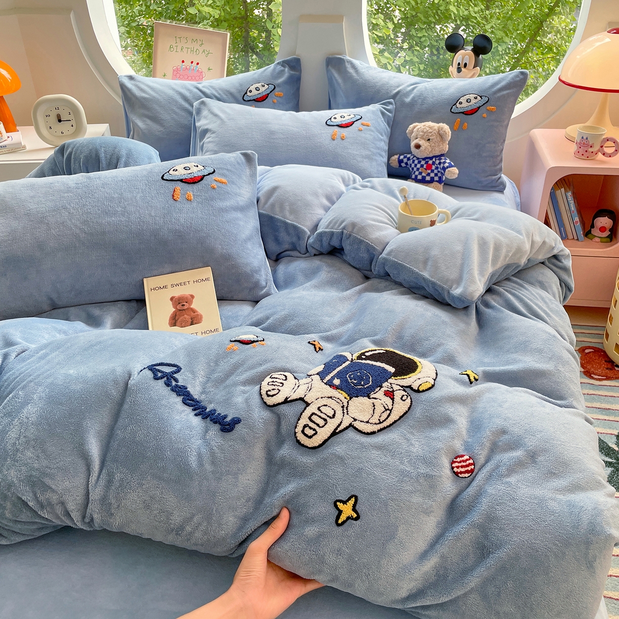 91家纺网 家纺一手货源 找家纺 优卡迪家纺馆 2025新款牛奶绒毛巾绣四件套 下载文件包含买家秀 宇航员-蓝灰