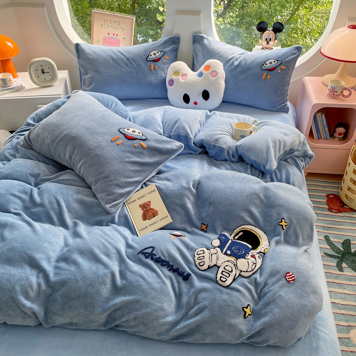 91家纺网 家纺一手货源 找家纺 优卡迪家纺馆 2025新款牛奶绒毛巾绣四件套 下载文件包含买家秀 宇航员-蓝灰