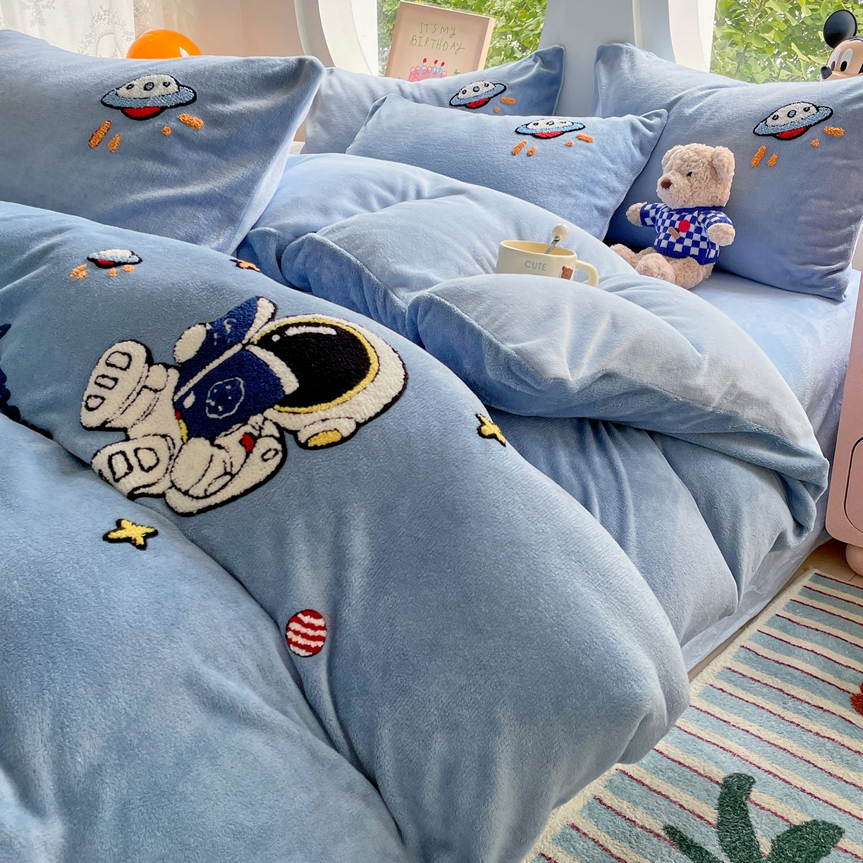 91家纺网 家纺一手货源 找家纺 优卡迪家纺馆 2025新款牛奶绒毛巾绣四件套 下载文件包含买家秀 宇航员-蓝灰