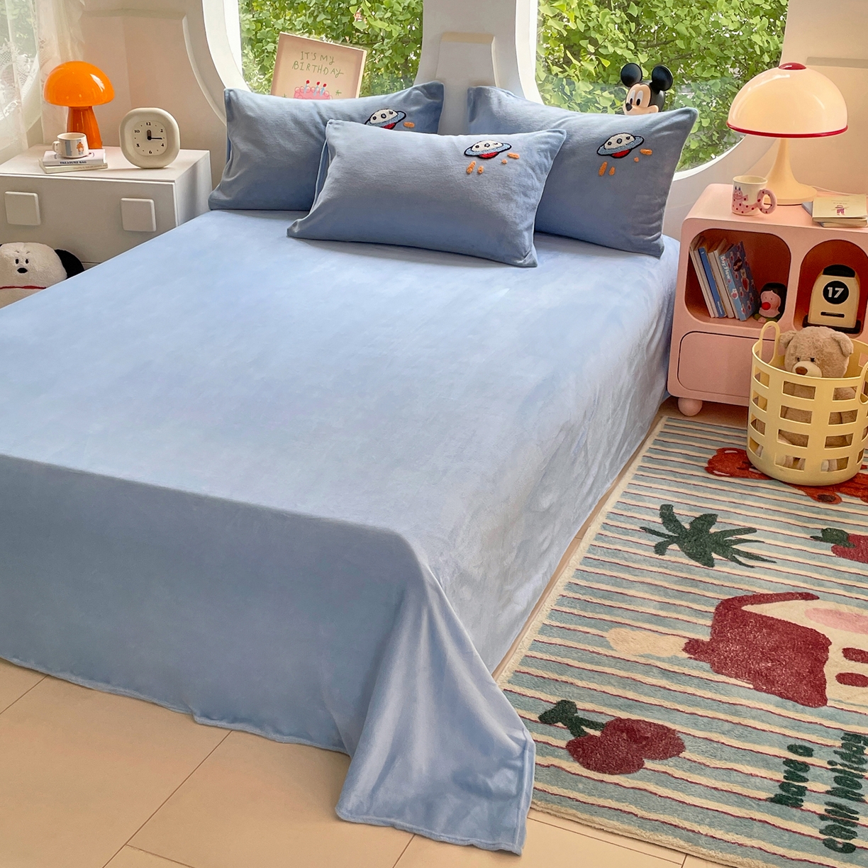 91家纺网 家纺一手货源 找家纺 优卡迪家纺馆 2025新款牛奶绒毛巾绣四件套 下载文件包含买家秀 宇航员-蓝灰