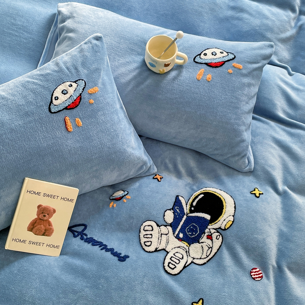 91家纺网 家纺一手货源 找家纺 优卡迪家纺馆 2025新款牛奶绒毛巾绣四件套 下载文件包含买家秀 宇航员-蓝灰