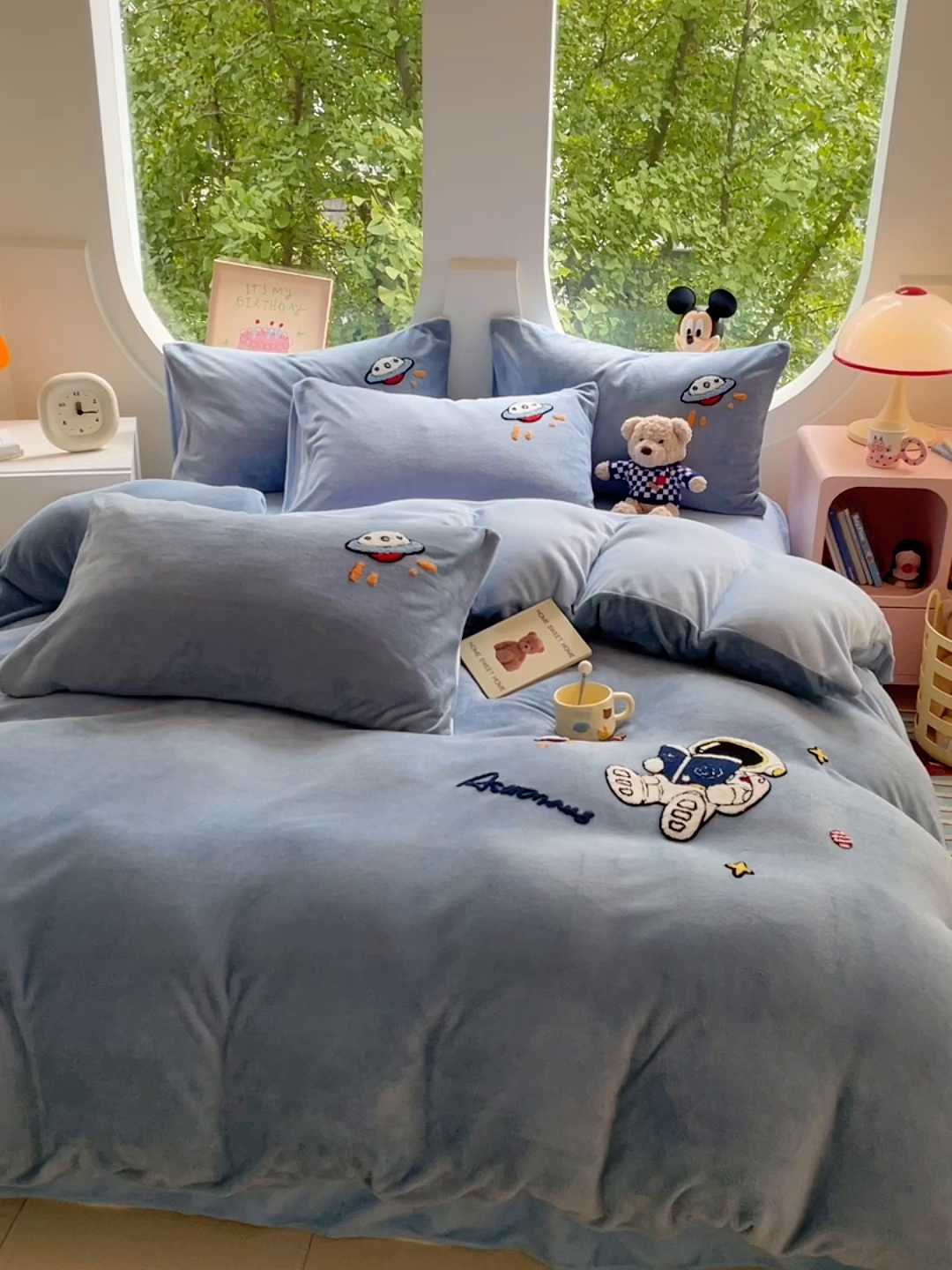 91家纺网 家纺一手货源 找家纺 优卡迪家纺馆 2025新款牛奶绒毛巾绣四件套 下载文件包含买家秀 宇航员-蓝灰