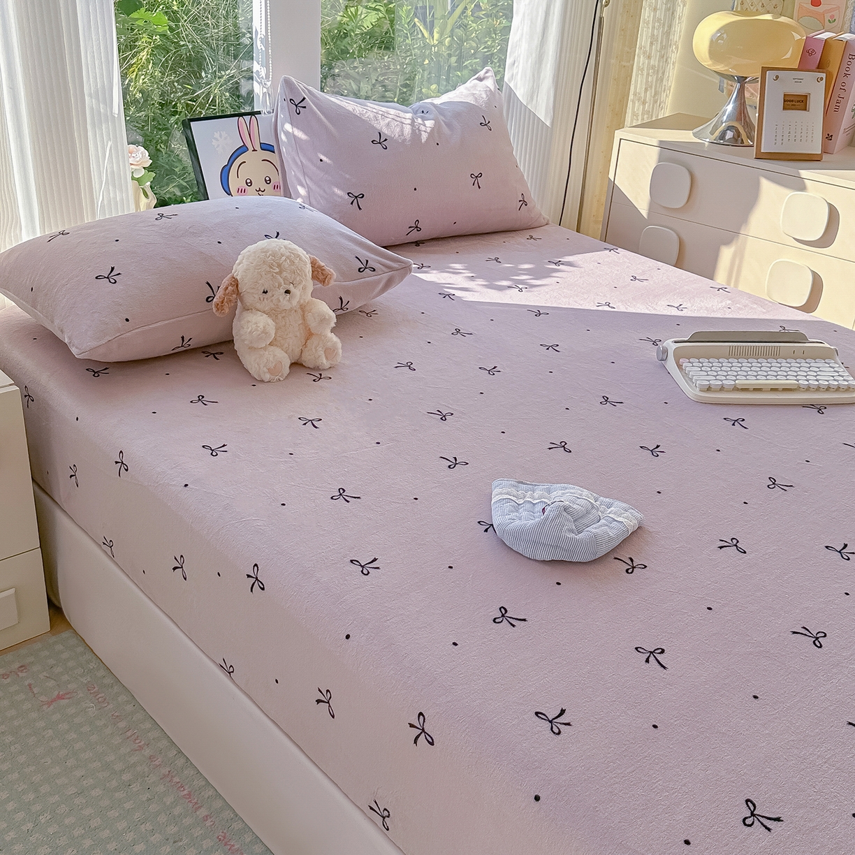 91家纺网 家纺一手货源 找家纺 沐芷 2025 加厚高克重牛奶绒床笠单件/床笠三件套  床笠款床罩床垫保护套罩 【绒】小蝴蝶结紫