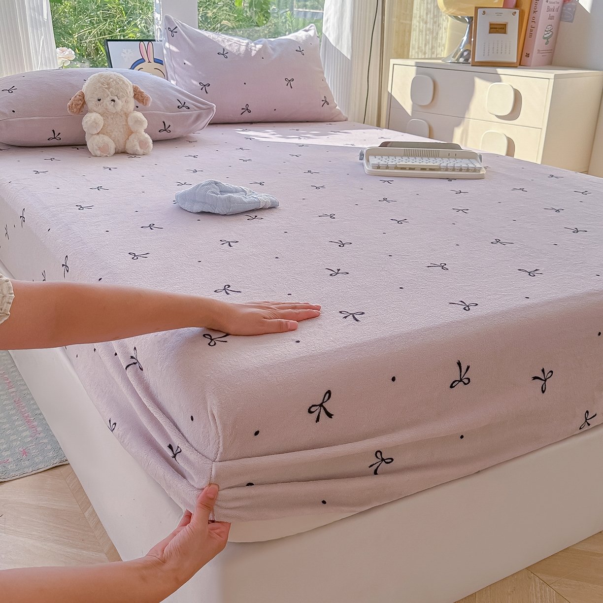 91家纺网 家纺一手货源 找家纺 沐芷 2025 加厚高克重牛奶绒床笠单件/床笠三件套  床笠款床罩床垫保护套罩 【绒】小蝴蝶结紫