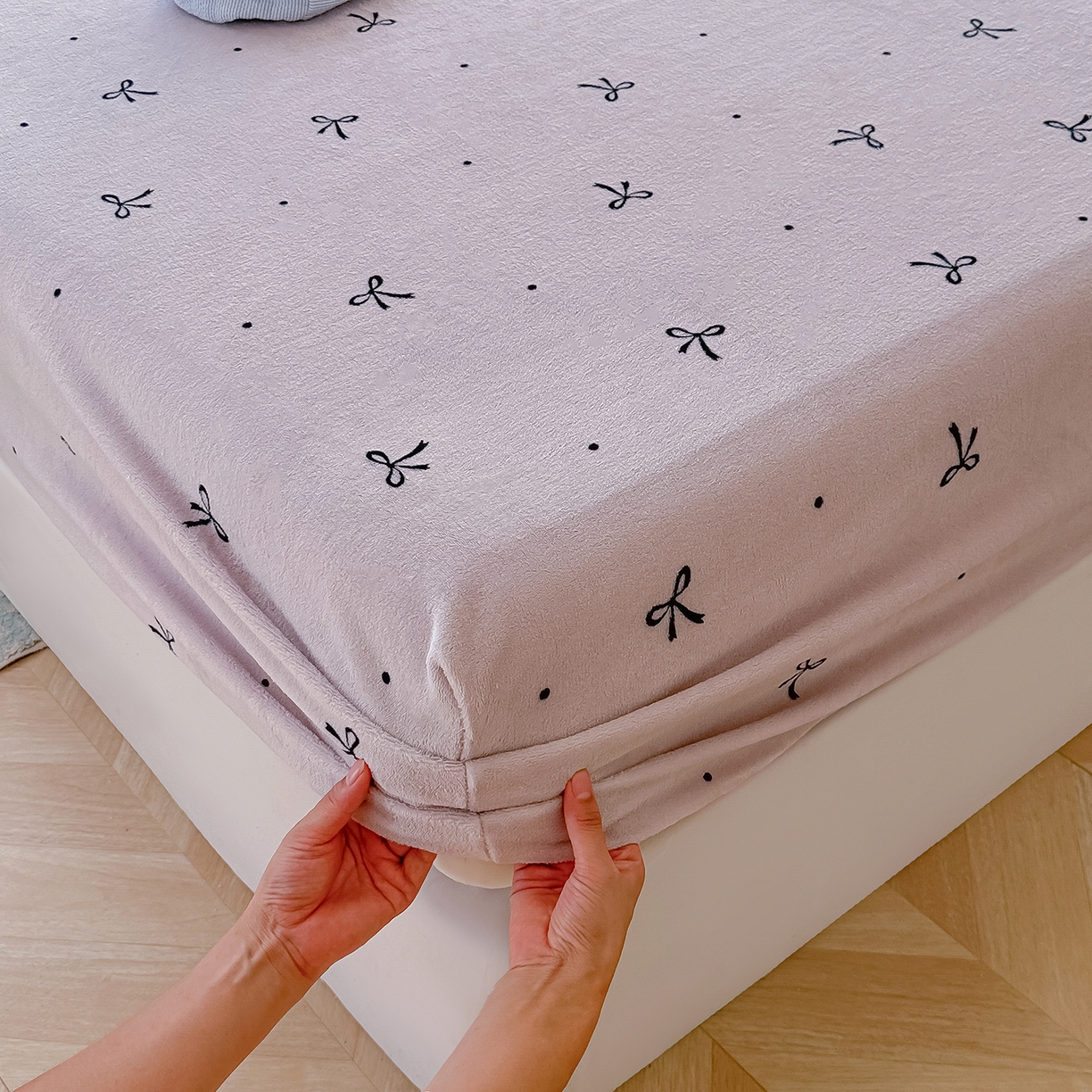 91家纺网 家纺一手货源 找家纺 沐芷 2025 加厚高克重牛奶绒床笠单件/床笠三件套  床笠款床罩床垫保护套罩 【绒】小蝴蝶结紫