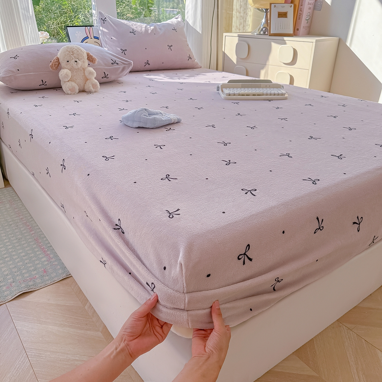 91家纺网 家纺一手货源 找家纺 沐芷 2025 加厚高克重牛奶绒床笠单件/床笠三件套  床笠款床罩床垫保护套罩 【绒】小蝴蝶结紫