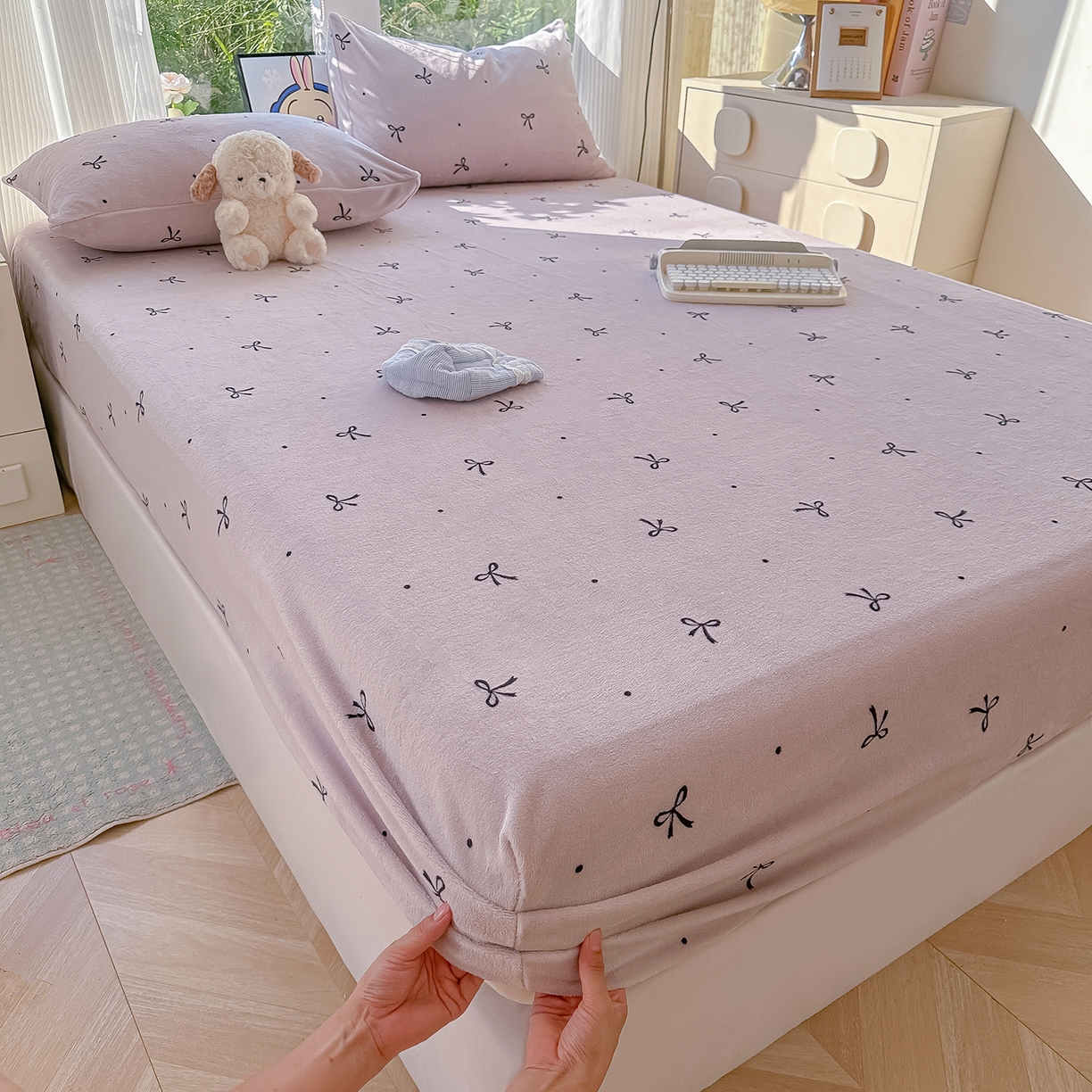 91家纺网 家纺一手货源 找家纺 沐芷 2025 加厚高克重牛奶绒床笠单件/床笠三件套  床笠款床罩床垫保护套罩 【绒】小蝴蝶结紫