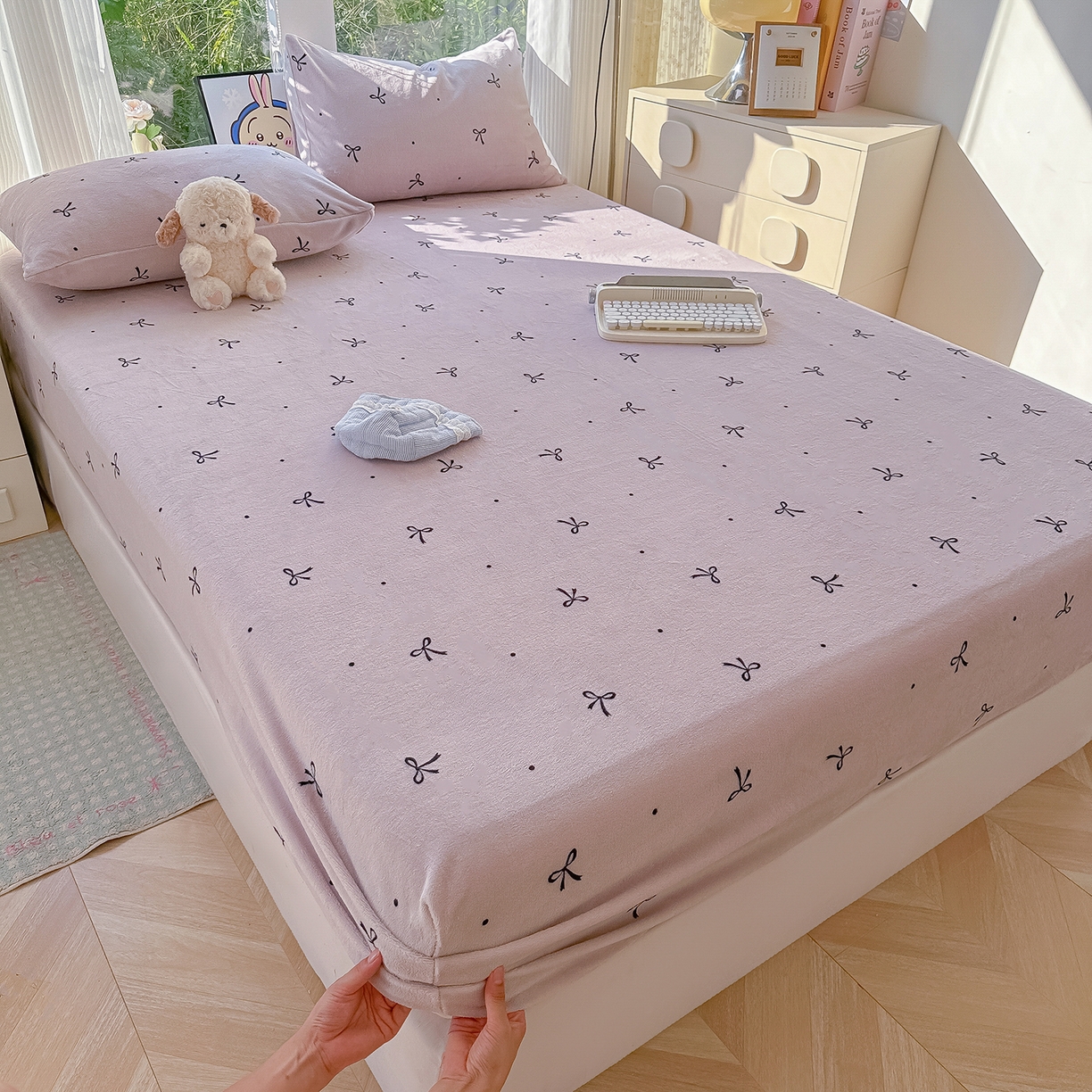 91家纺网 家纺一手货源 找家纺 沐芷 2025 加厚高克重牛奶绒床笠单件/床笠三件套  床笠款床罩床垫保护套罩 【绒】小蝴蝶结紫