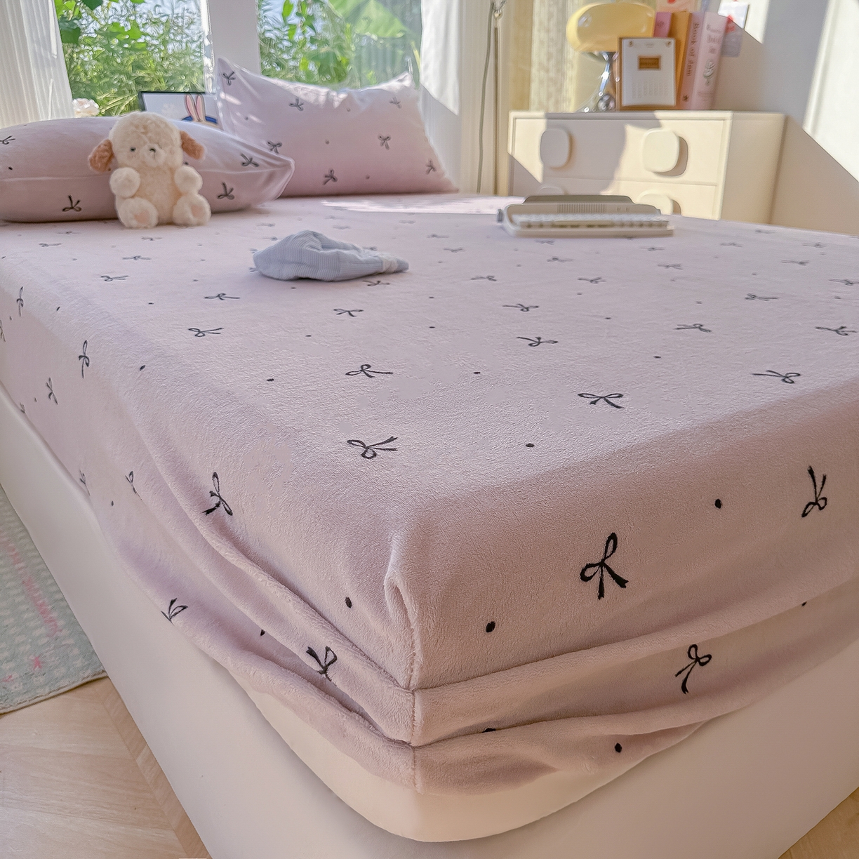 91家纺网 家纺一手货源 找家纺 沐芷 2025 加厚高克重牛奶绒床笠单件/床笠三件套  床笠款床罩床垫保护套罩 【绒】小蝴蝶结紫