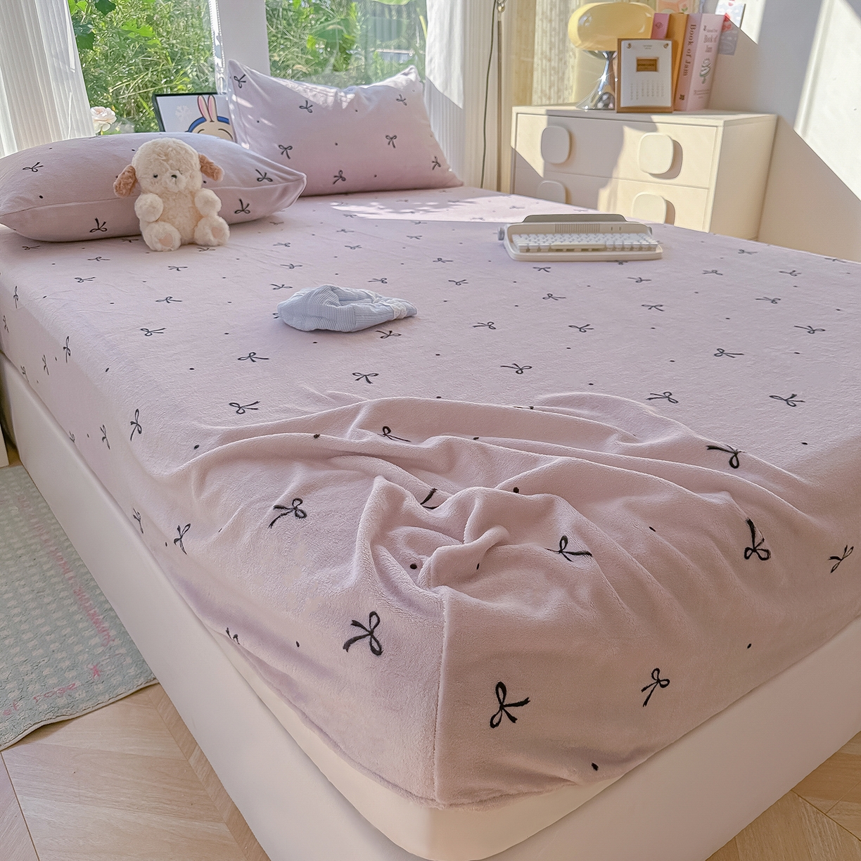 91家纺网 家纺一手货源 找家纺 沐芷 2025 加厚高克重牛奶绒床笠单件/床笠三件套  床笠款床罩床垫保护套罩 【绒】小蝴蝶结紫