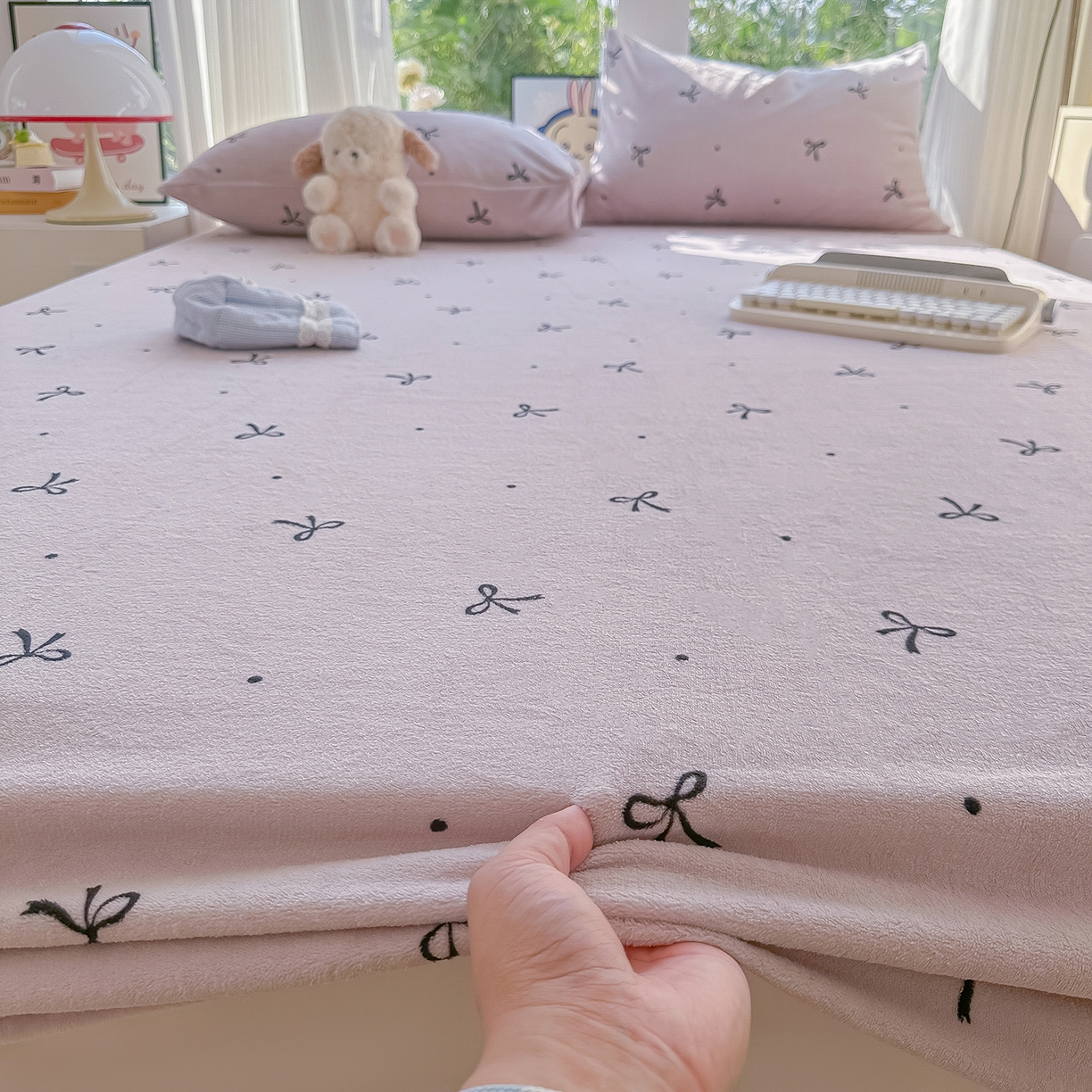 91家纺网 家纺一手货源 找家纺 沐芷 2025 加厚高克重牛奶绒床笠单件/床笠三件套  床笠款床罩床垫保护套罩 【绒】小蝴蝶结紫