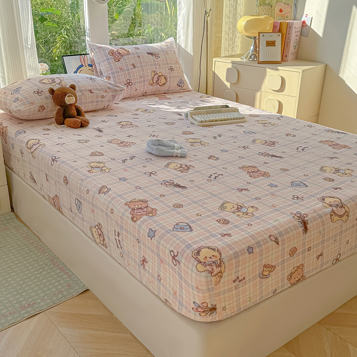 91家纺网 家纺一手货源 找家纺 沐芷 2025 加厚高克重牛奶绒床笠单件/床笠三件套  床笠款床罩床垫保护套罩 【绒】小熊紫