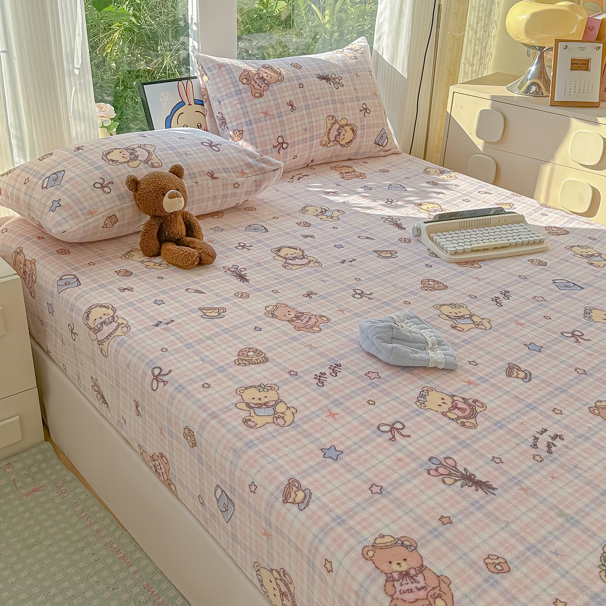 91家纺网 家纺一手货源 找家纺 沐芷 2025 加厚高克重牛奶绒床笠单件/床笠三件套  床笠款床罩床垫保护套罩 【绒】小熊紫