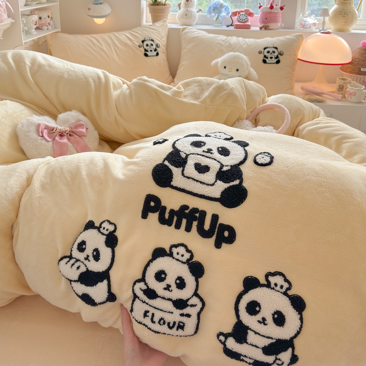 91家纺网 家纺一手货源 找家纺 优卡迪家纺馆 2025新款牛奶绒毛巾绣四件套 下载文件包含买家秀 芝士熊猫-奶黄