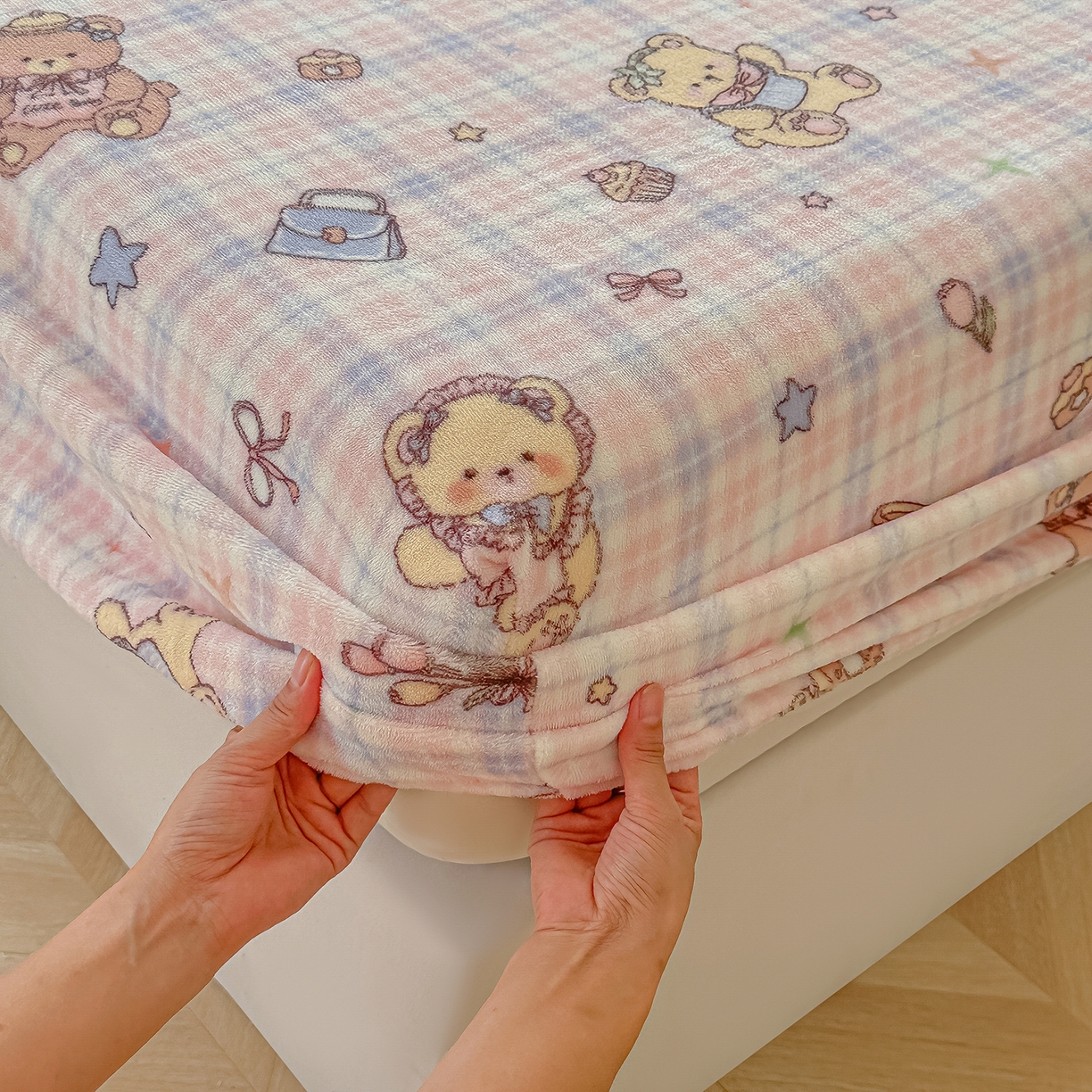 91家纺网 家纺一手货源 找家纺 沐芷 2025 加厚高克重牛奶绒床笠单件/床笠三件套  床笠款床罩床垫保护套罩 【绒】小熊紫