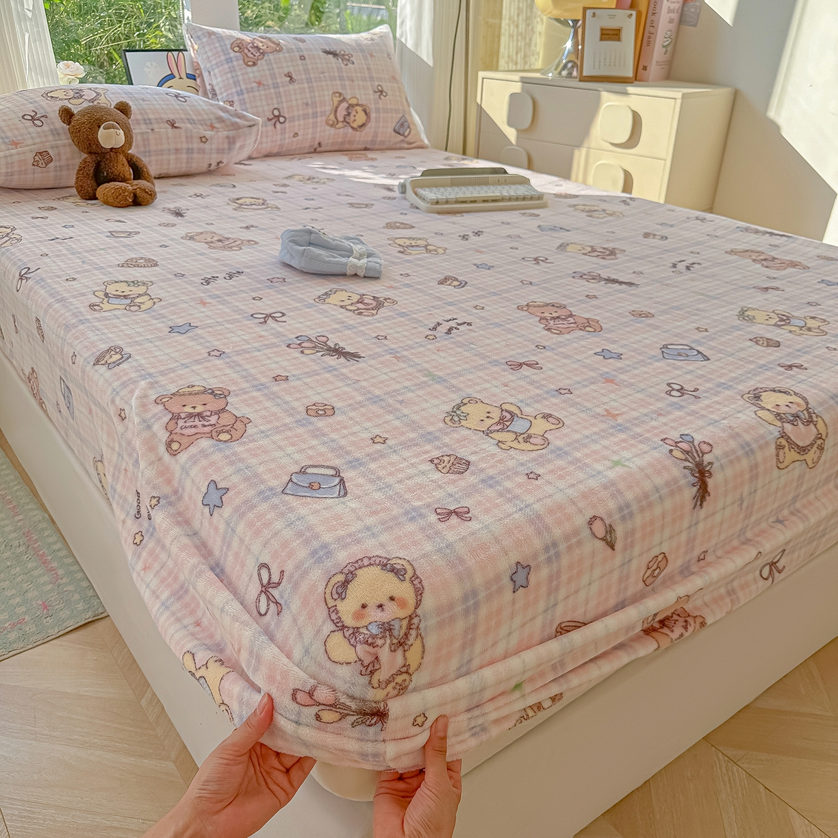 91家纺网 家纺一手货源 找家纺 沐芷 2025 加厚高克重牛奶绒床笠单件/床笠三件套  床笠款床罩床垫保护套罩 【绒】小熊紫