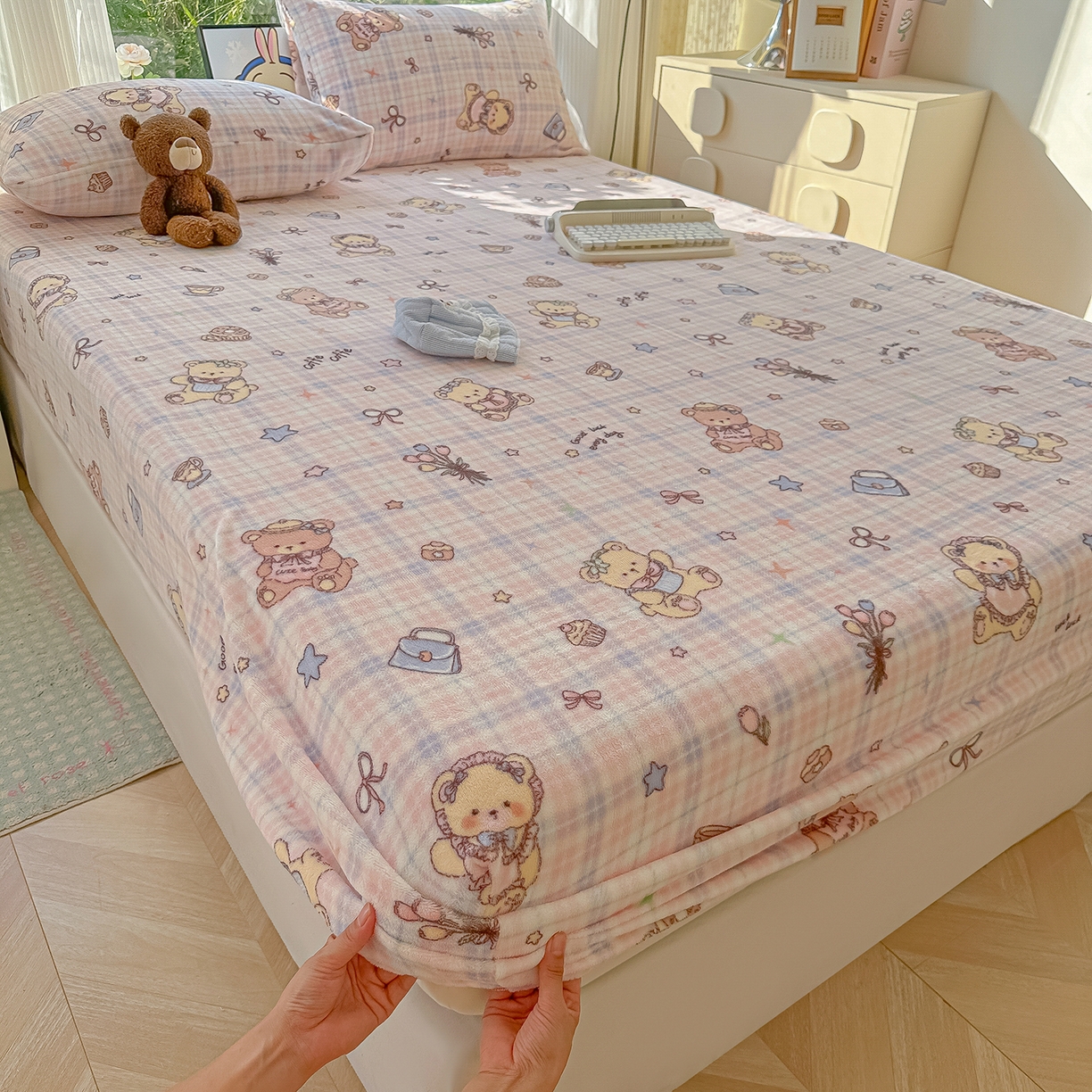 91家纺网 家纺一手货源 找家纺 沐芷 2025 加厚高克重牛奶绒床笠单件/床笠三件套  床笠款床罩床垫保护套罩 【绒】小熊紫