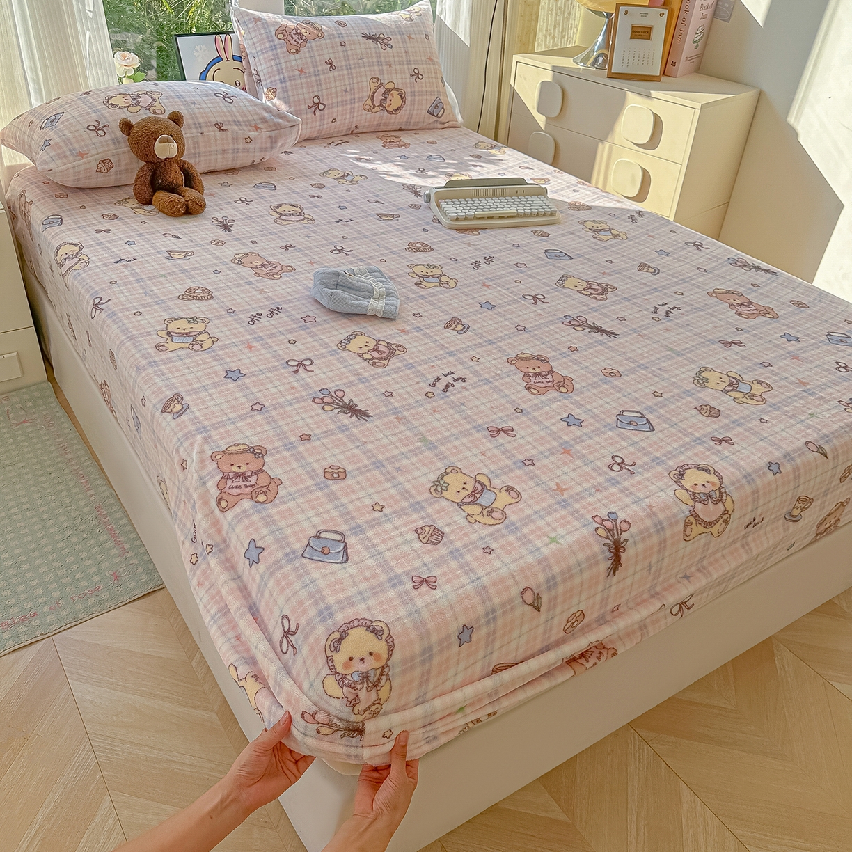 91家纺网 家纺一手货源 找家纺 沐芷 2025 加厚高克重牛奶绒床笠单件/床笠三件套  床笠款床罩床垫保护套罩 【绒】小熊紫