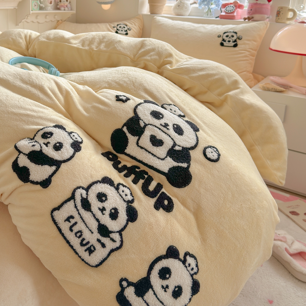 91家纺网 家纺一手货源 找家纺 优卡迪家纺馆 2025新款牛奶绒毛巾绣四件套 下载文件包含买家秀 芝士熊猫-奶黄