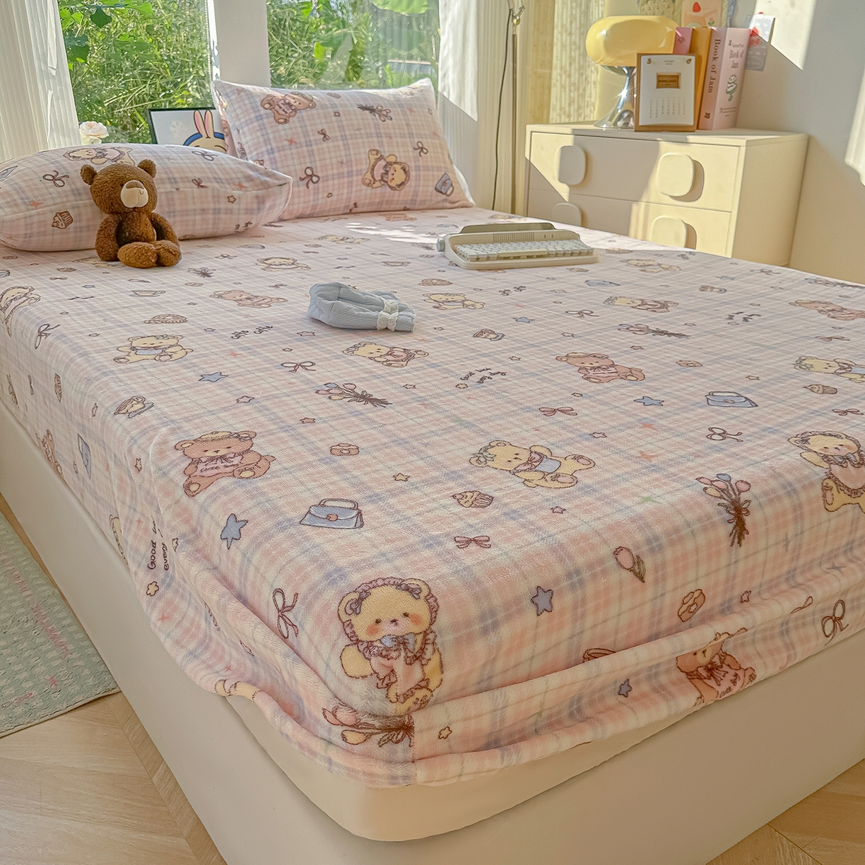 91家纺网 家纺一手货源 找家纺 沐芷 2025 加厚高克重牛奶绒床笠单件/床笠三件套  床笠款床罩床垫保护套罩 【绒】小熊紫