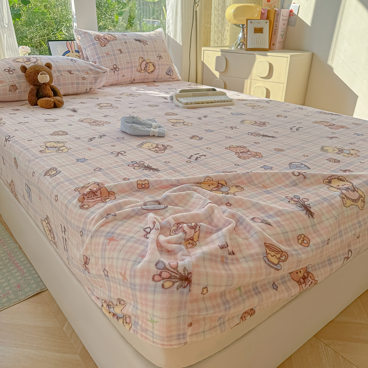 91家纺网 家纺一手货源 找家纺 沐芷 2025 加厚高克重牛奶绒床笠单件/床笠三件套  床笠款床罩床垫保护套罩 【绒】小熊紫