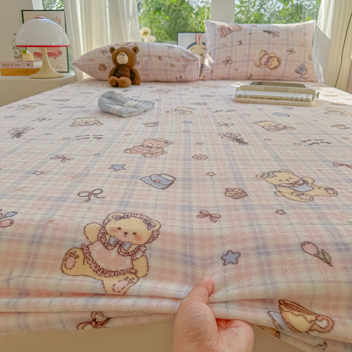 91家纺网 家纺一手货源 找家纺 沐芷 2025 加厚高克重牛奶绒床笠单件/床笠三件套  床笠款床罩床垫保护套罩 【绒】小熊紫