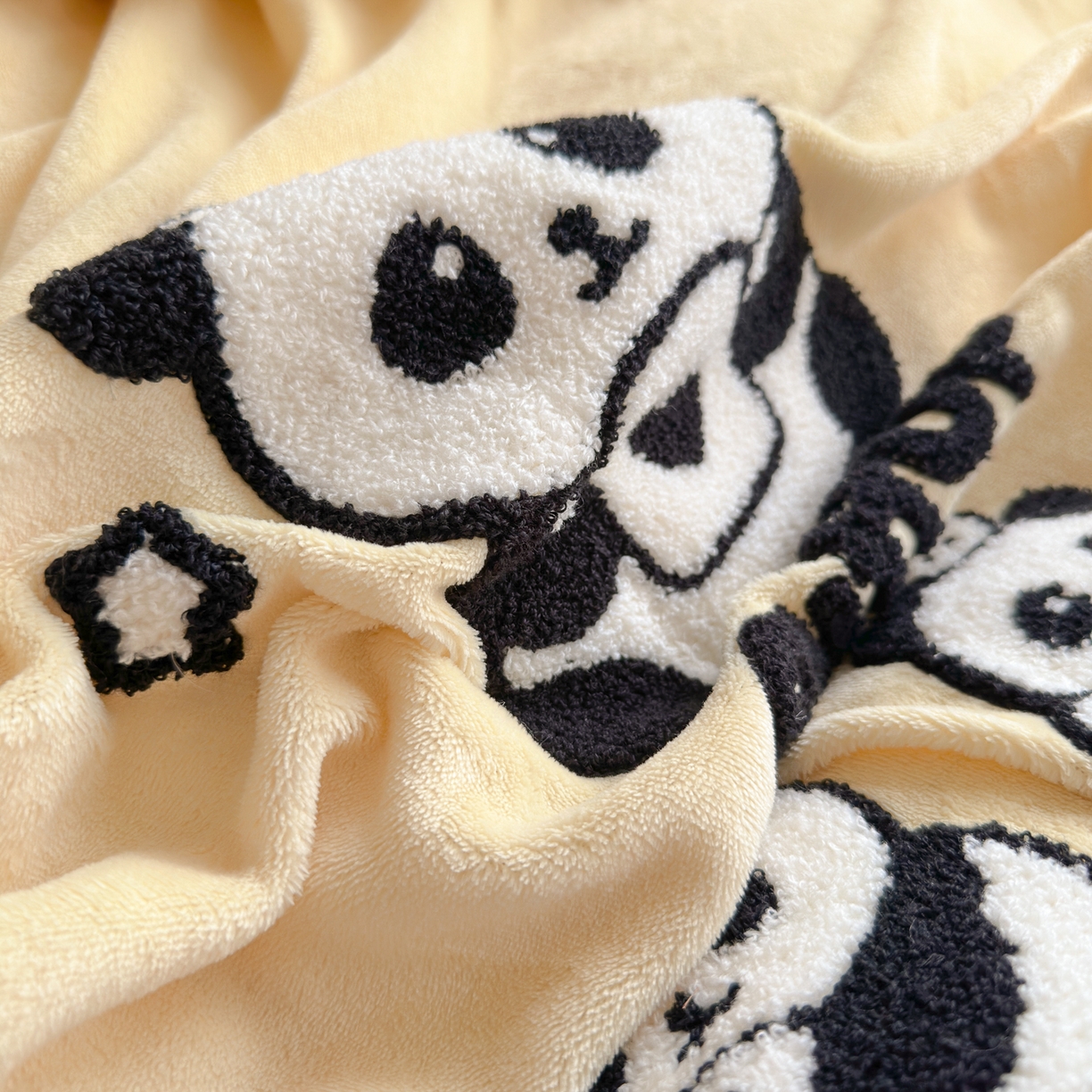 91家纺网 家纺一手货源 找家纺 优卡迪家纺馆 2025新款牛奶绒毛巾绣四件套 下载文件包含买家秀 芝士熊猫-奶黄