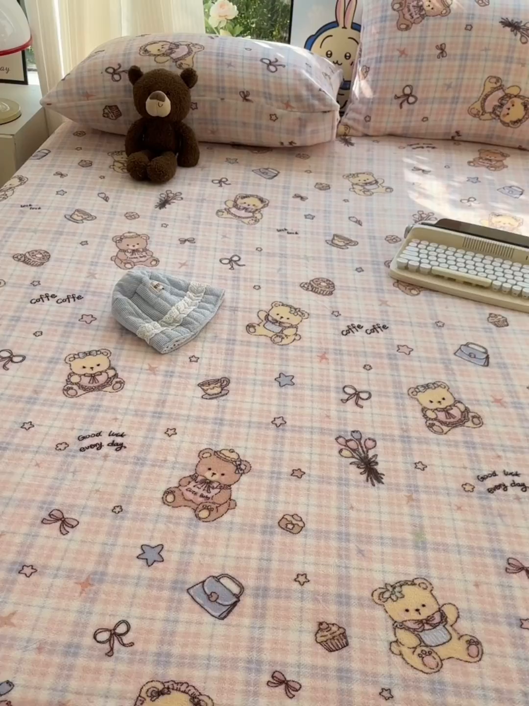 91家纺网 家纺一手货源 找家纺 沐芷 2025 加厚高克重牛奶绒床笠单件/床笠三件套  床笠款床罩床垫保护套罩 【绒】小熊紫