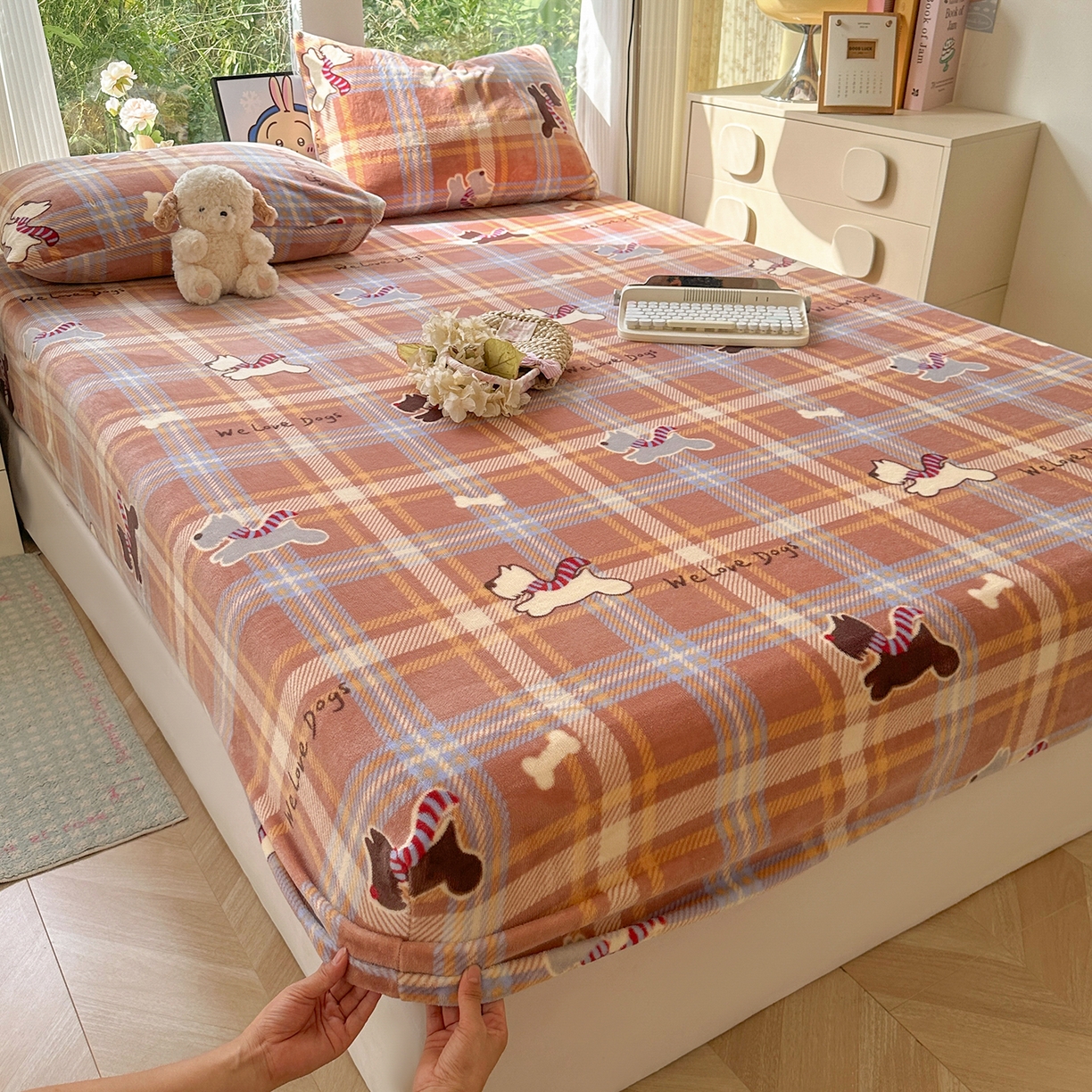 91家纺网 家纺一手货源 找家纺 沐芷 2025 加厚高克重牛奶绒床笠单件/床笠三件套  床笠款床罩床垫保护套罩 【绒】围脖咖咖