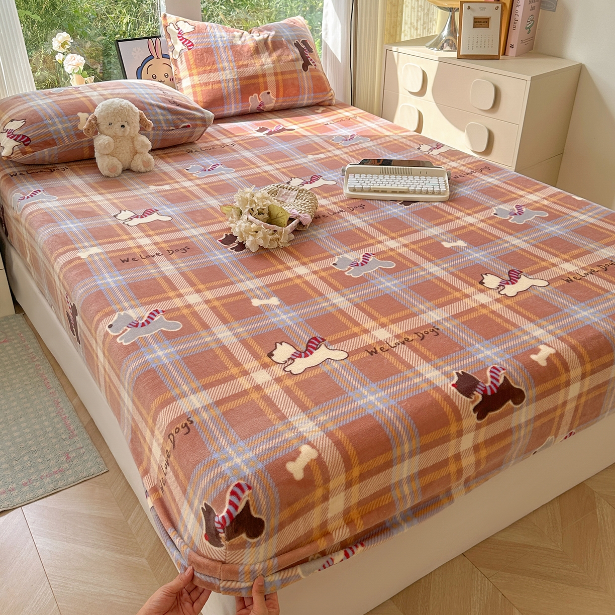 91家纺网 家纺一手货源 找家纺 沐芷 2025 加厚高克重牛奶绒床笠单件/床笠三件套  床笠款床罩床垫保护套罩 【绒】围脖咖咖