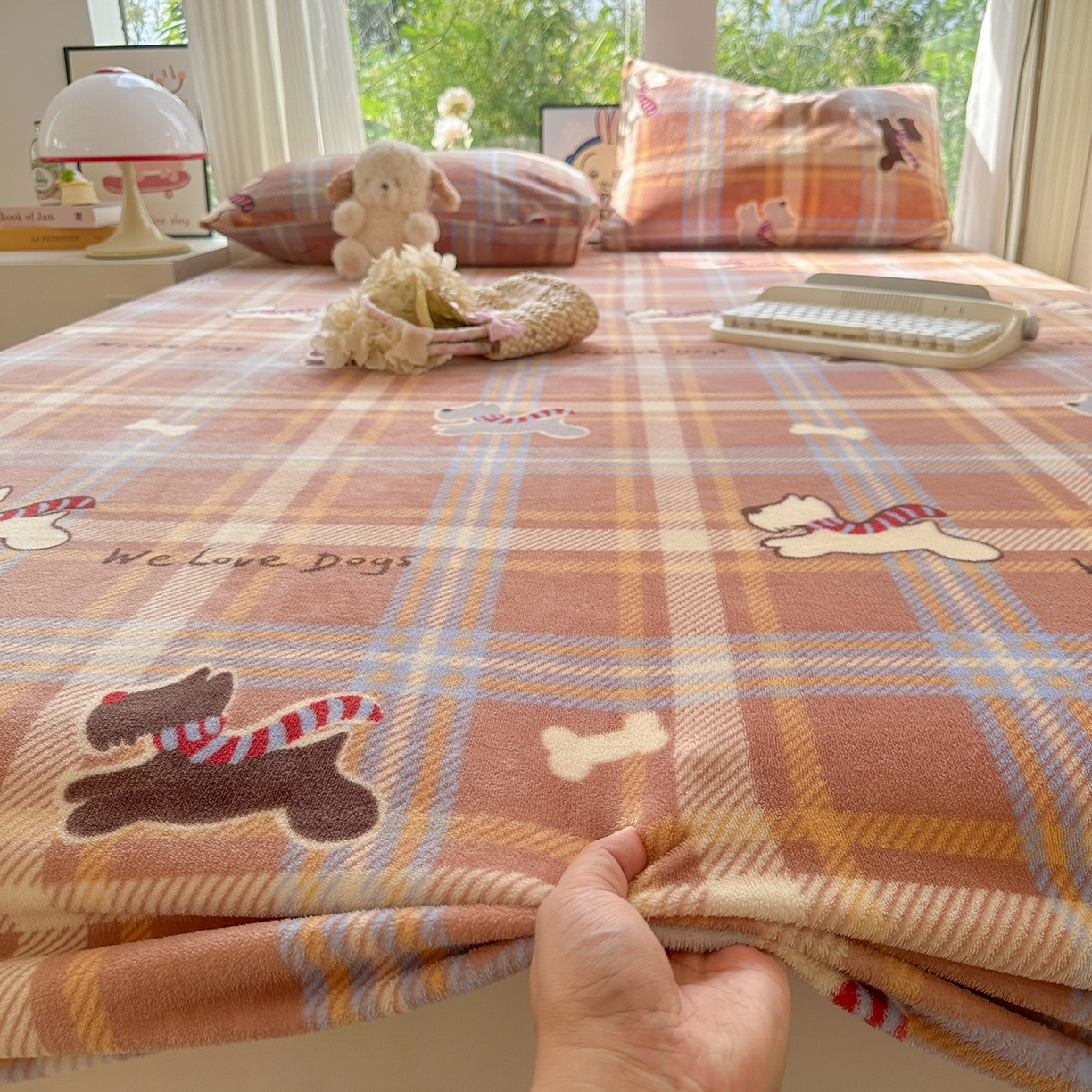 91家纺网 家纺一手货源 找家纺 沐芷 2025 加厚高克重牛奶绒床笠单件/床笠三件套  床笠款床罩床垫保护套罩 【绒】围脖咖咖