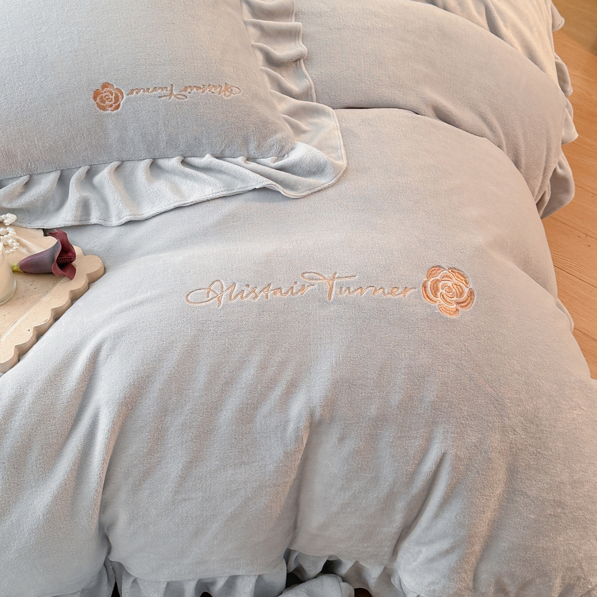 91家纺网 家纺一手货源 找家纺 花满路 2025新款亲肤舒适绒四件套-山茶花系列 山茶花-灰