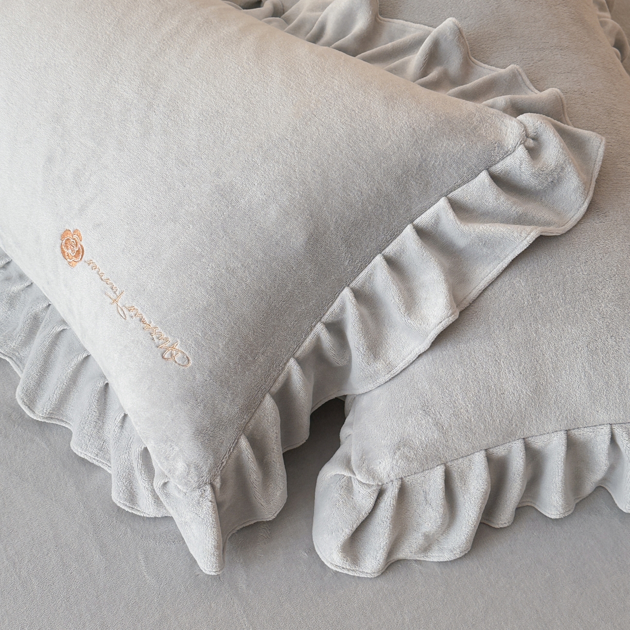 91家纺网 家纺一手货源 找家纺 花满路 2025新款亲肤舒适绒四件套-山茶花系列 山茶花-灰